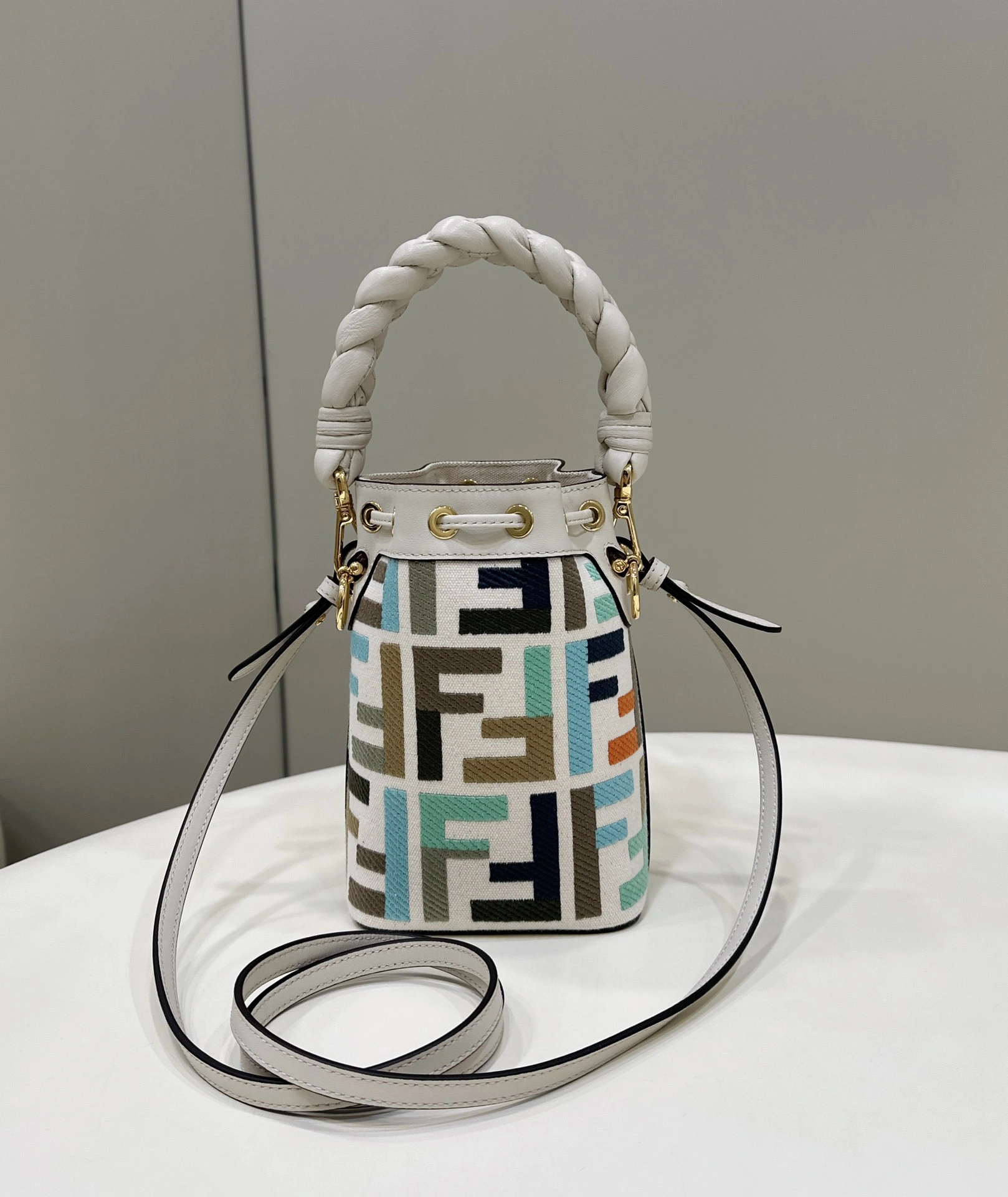 Fendi Bucket Bags Chic 76845
