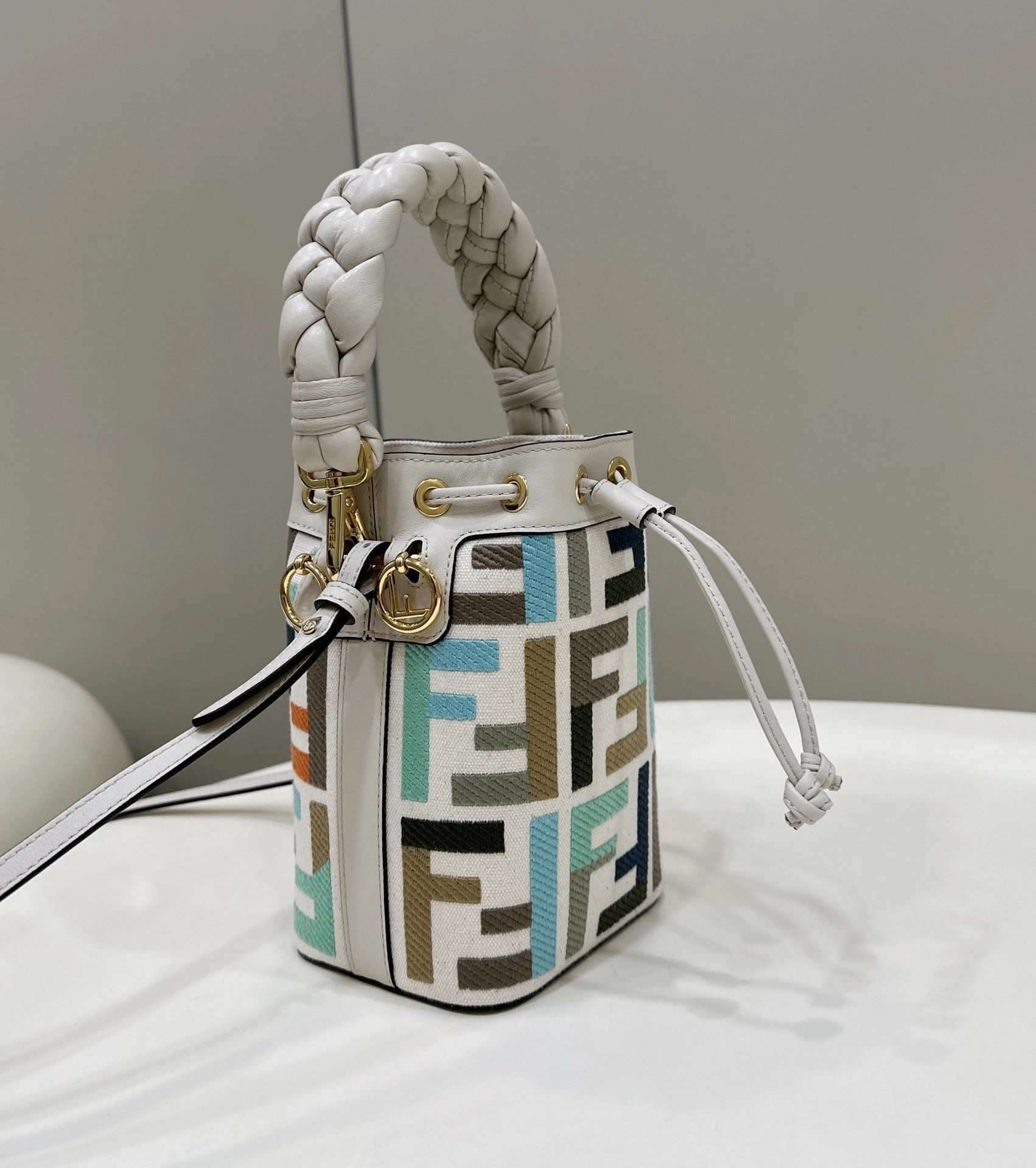 Fendi Bucket Bags Chic 76845