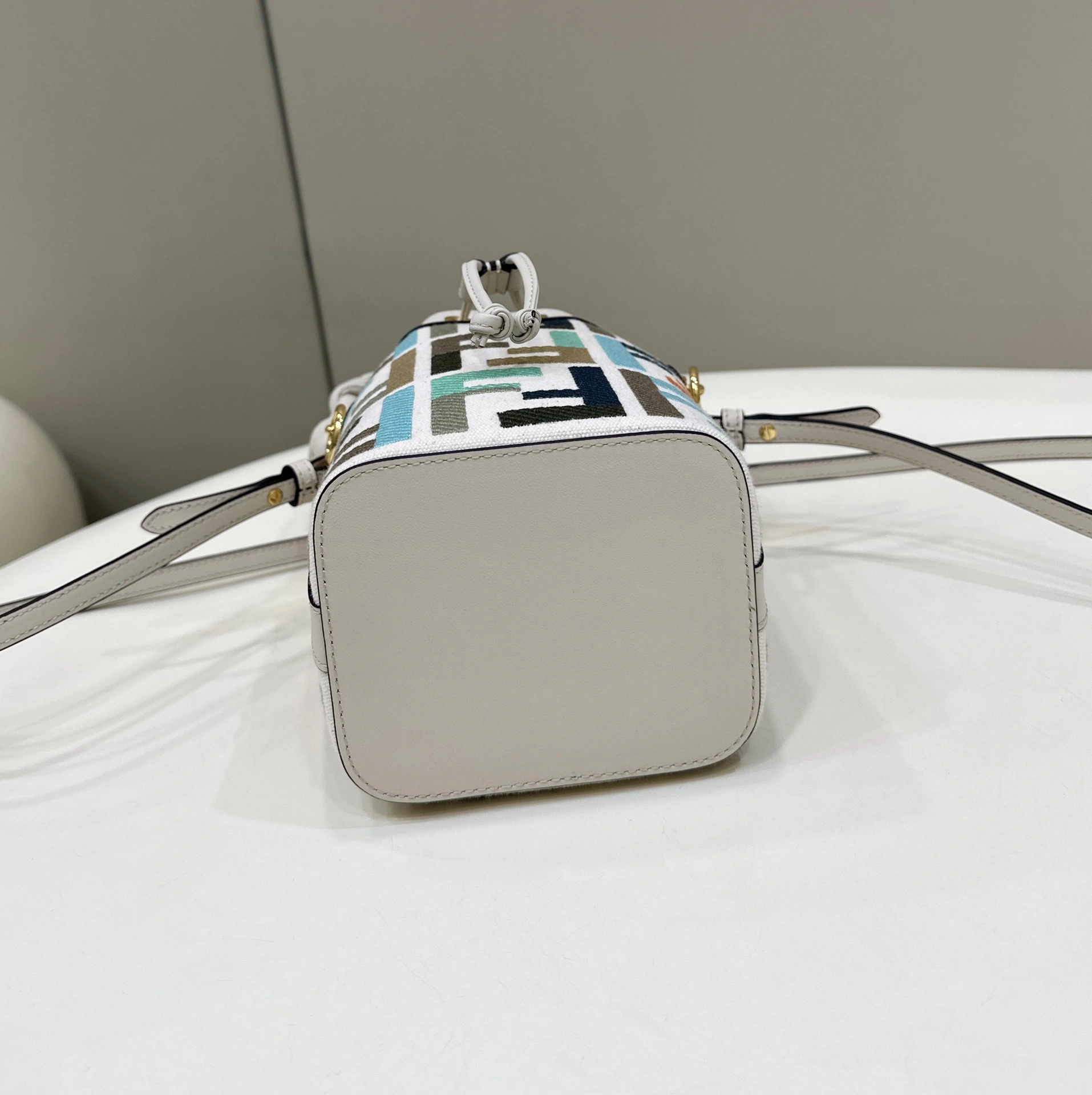 Fendi Bucket Bags Chic 76845