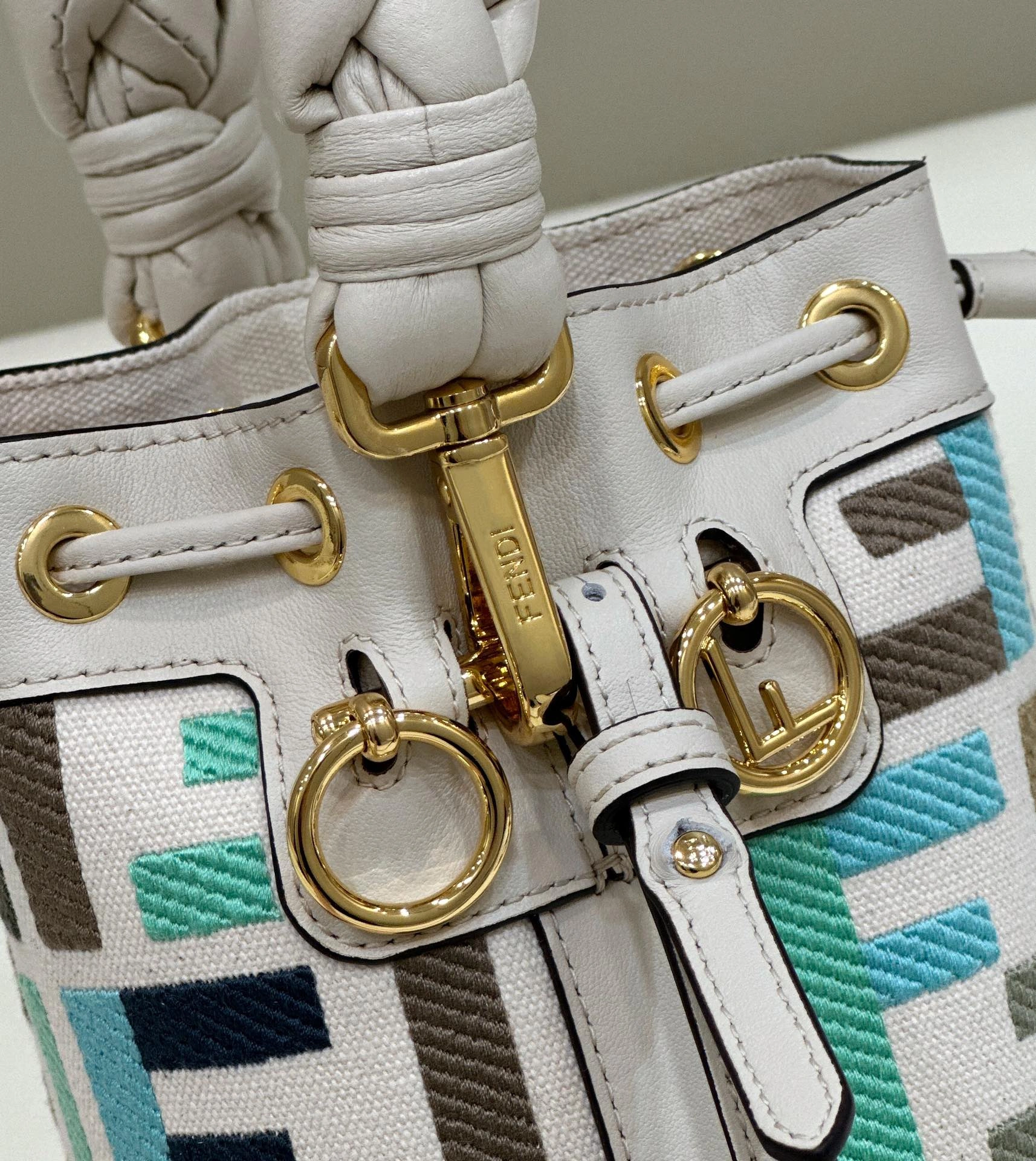 Fendi Bucket Bags Chic 76845