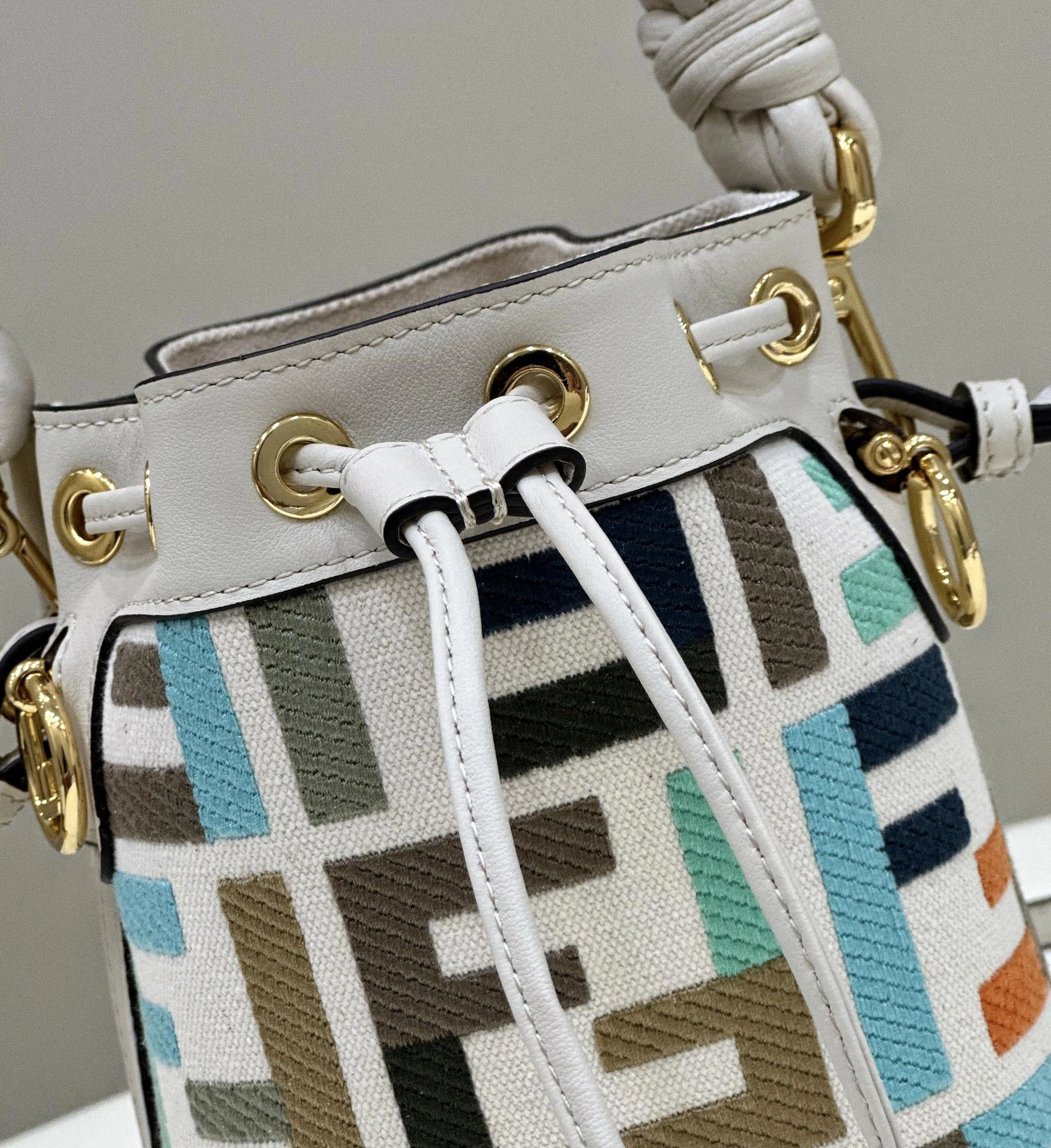 Fendi Bucket Bags Chic 76845