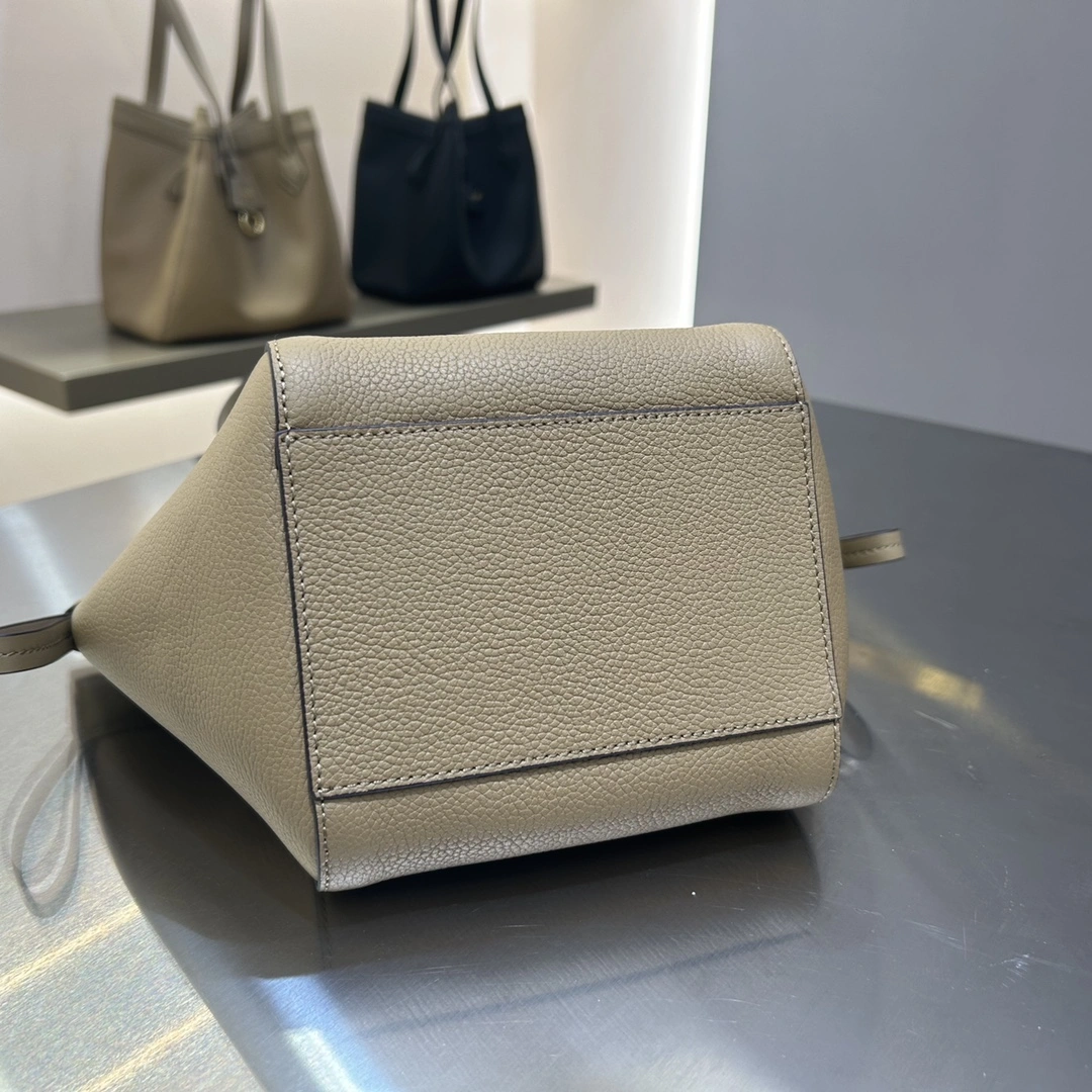 Reliable Fendi Bucket Bags 76829