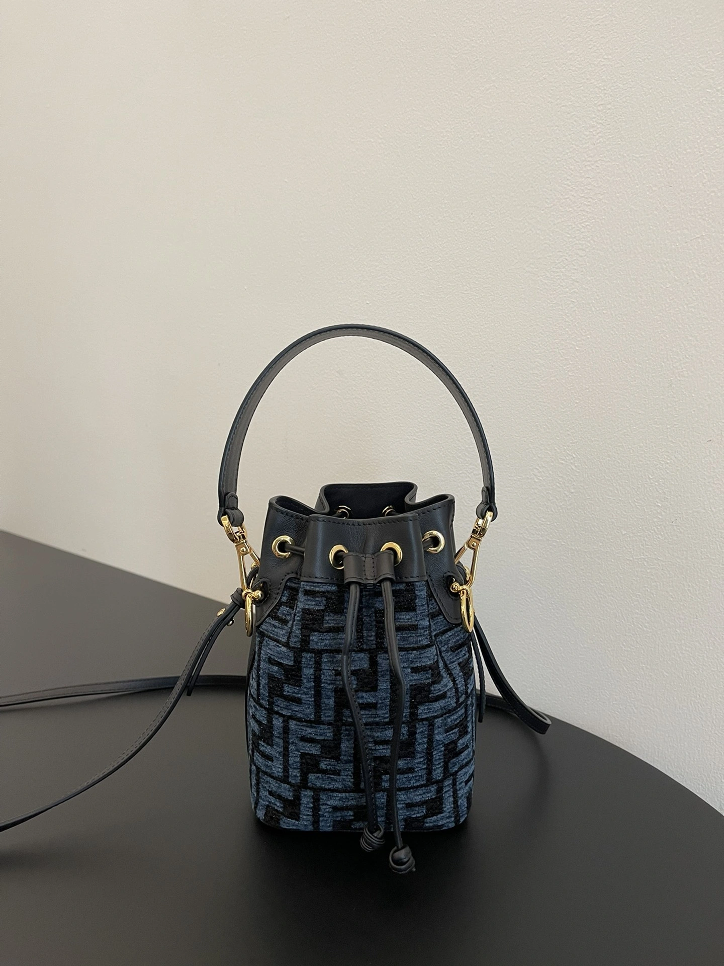 Resilient Fendi Bucket Bags 69916