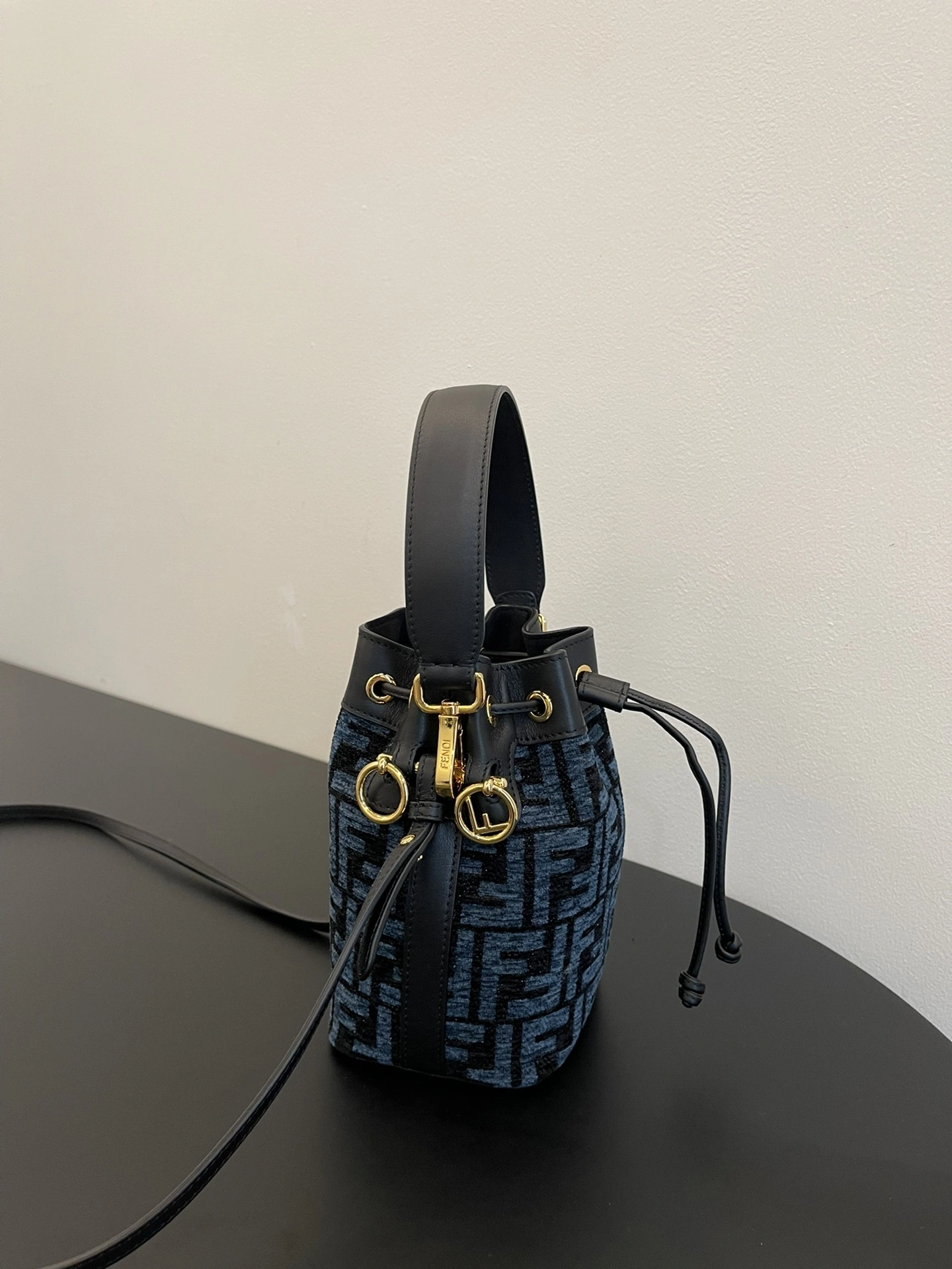Resilient Fendi Bucket Bags 69916
