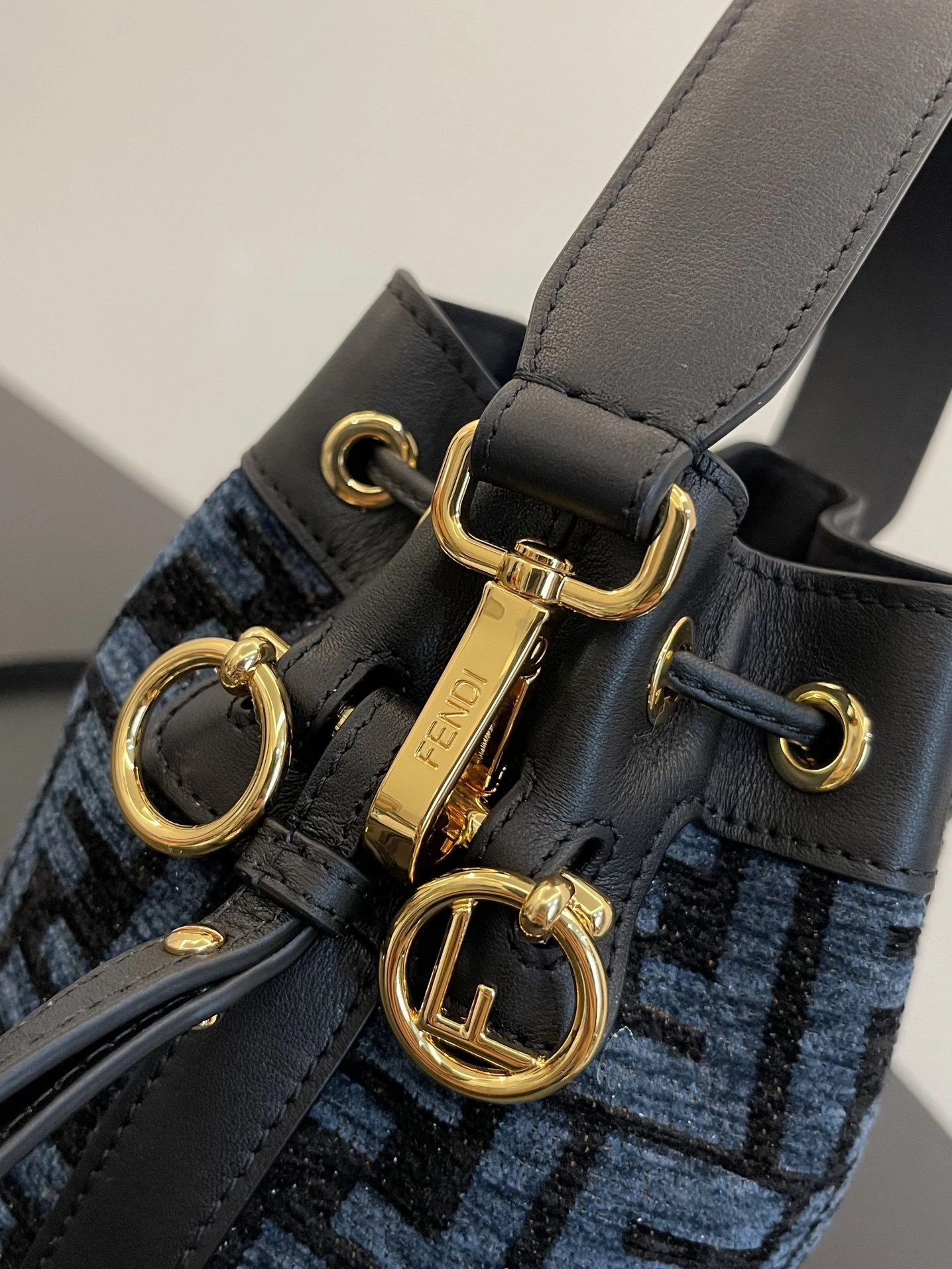 Resilient Fendi Bucket Bags 69916