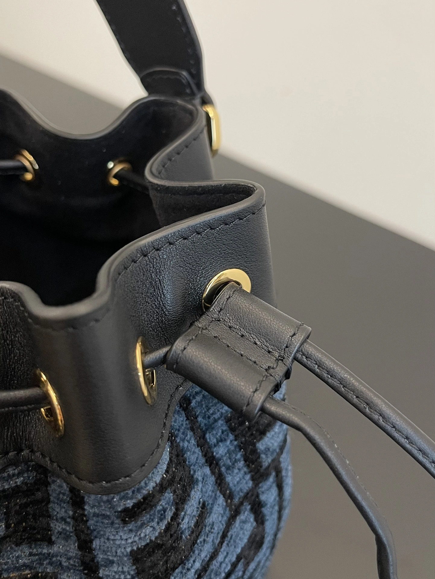Resilient Fendi Bucket Bags 69916