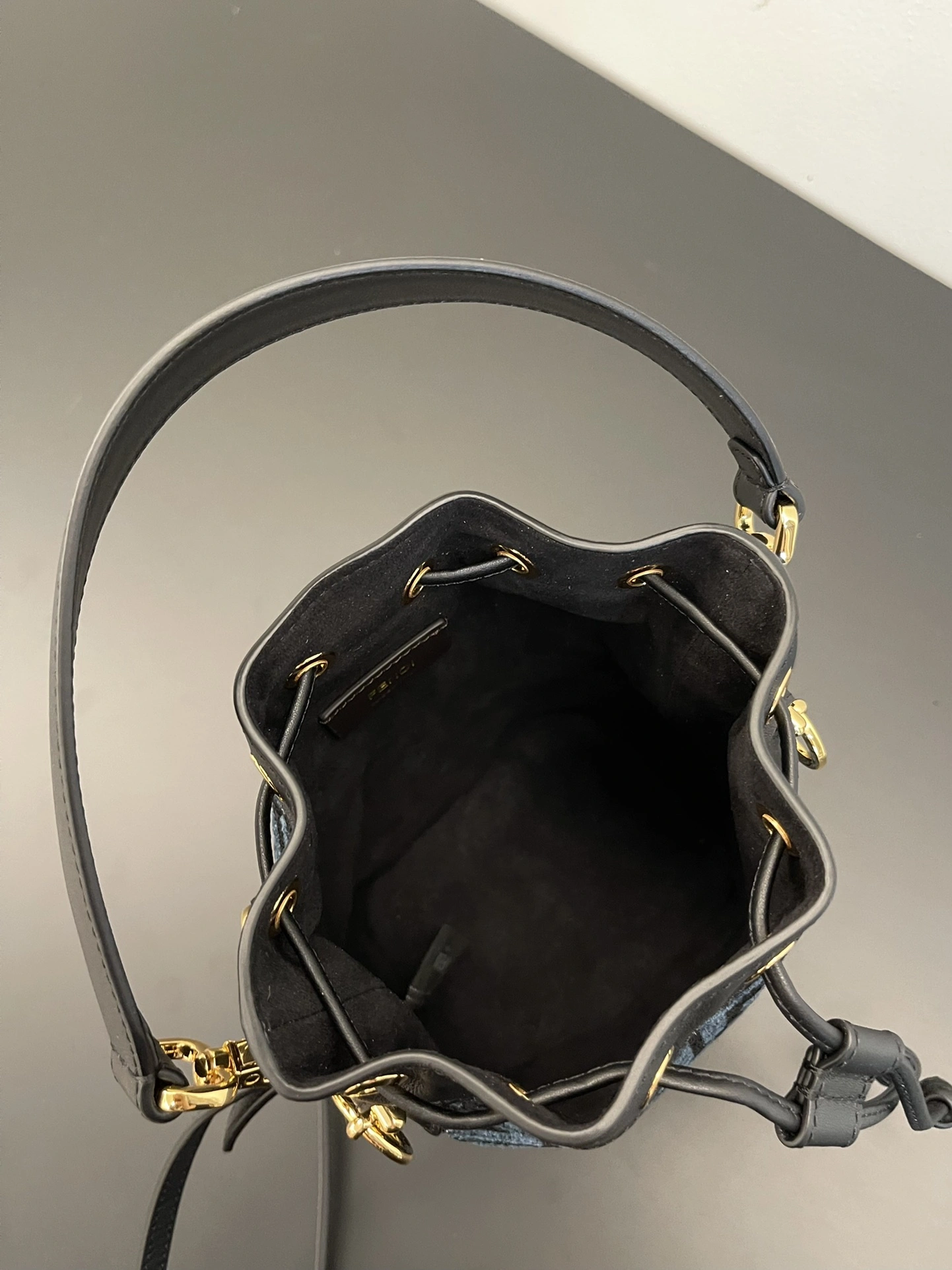Resilient Fendi Bucket Bags 69916