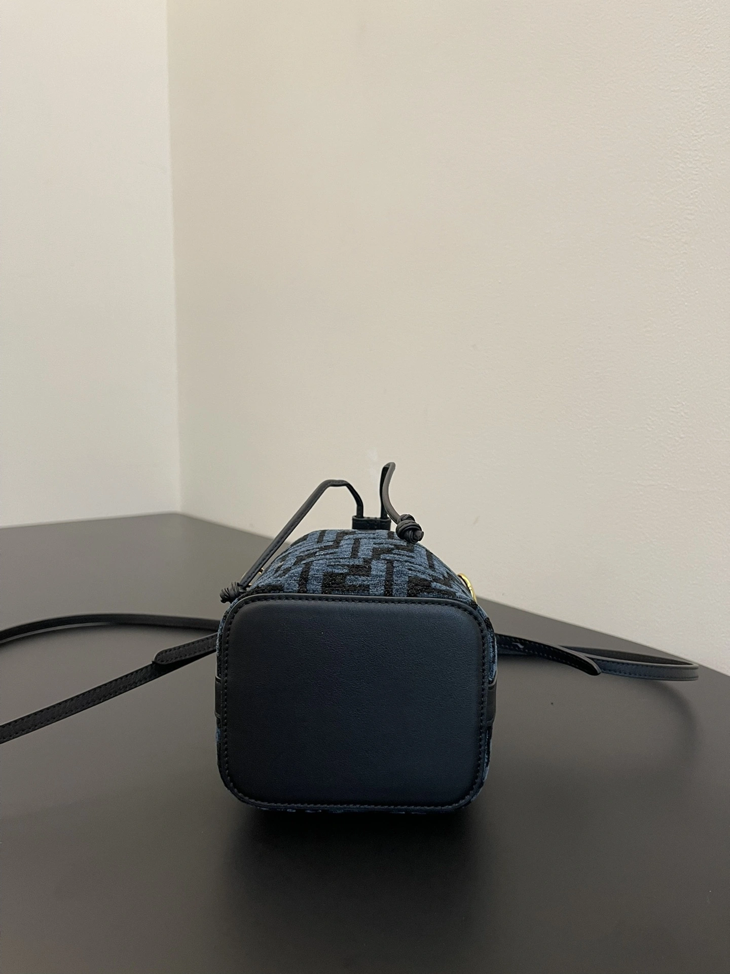 Resilient Fendi Bucket Bags 69916