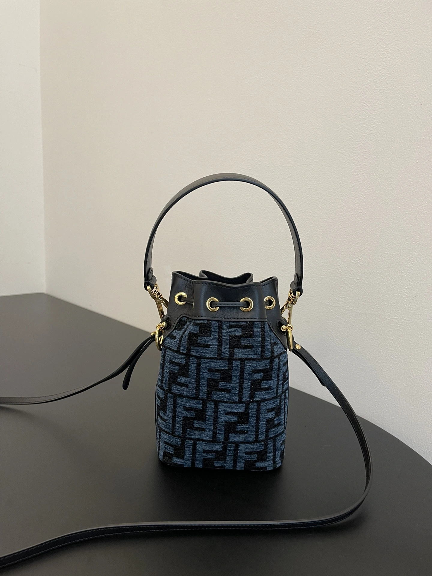 Resilient Fendi Bucket Bags 69916