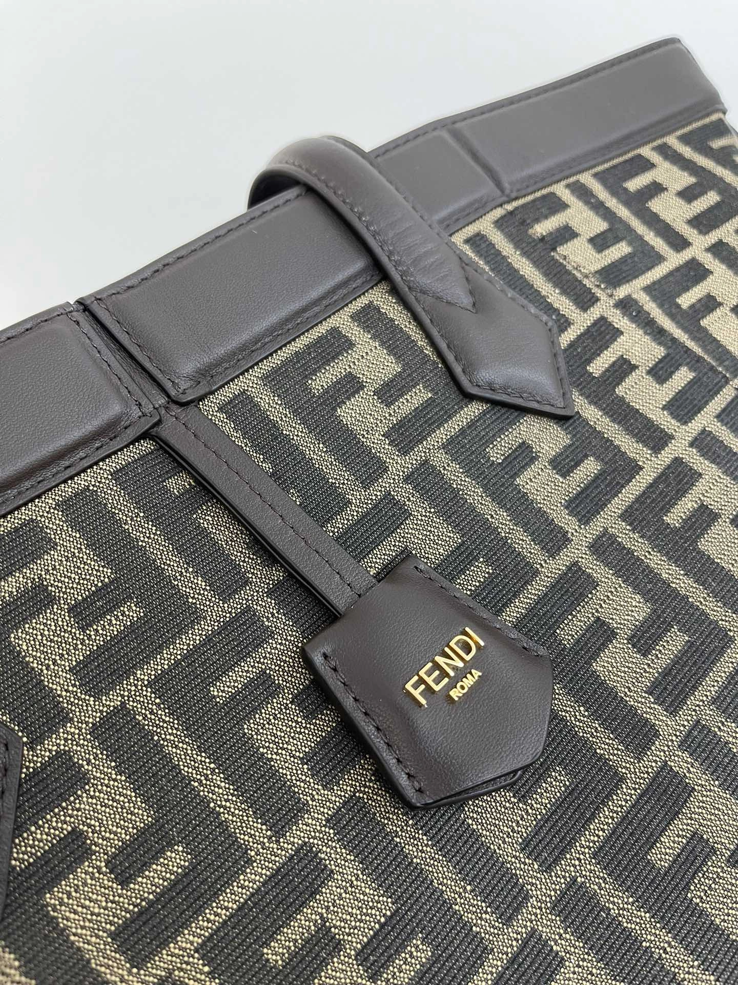 RelaxedFit Fendi Bucket Bags 69911