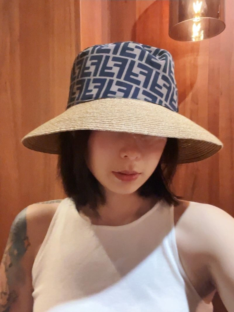 Versatile Fendi Caps 262091