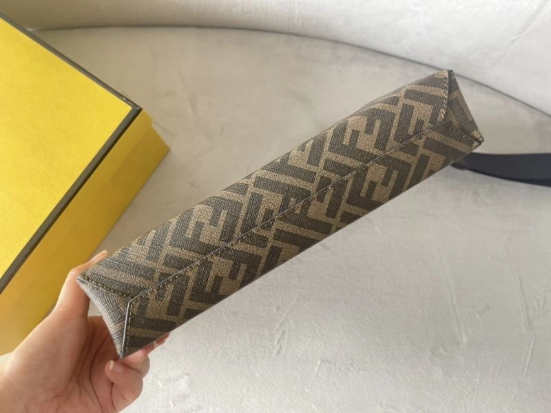 Flexible Fendi Clutch Bags 72931