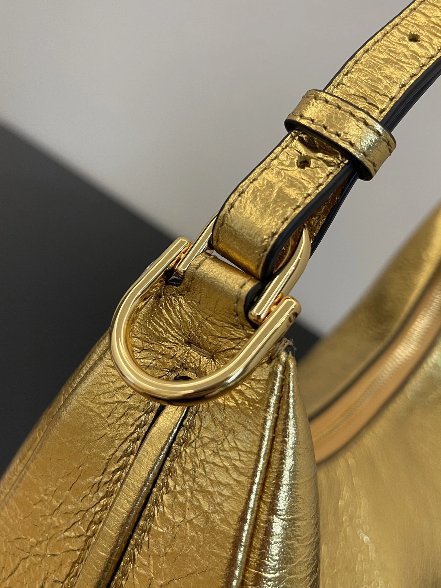Fendi Hobo Bags Vibrant 76813