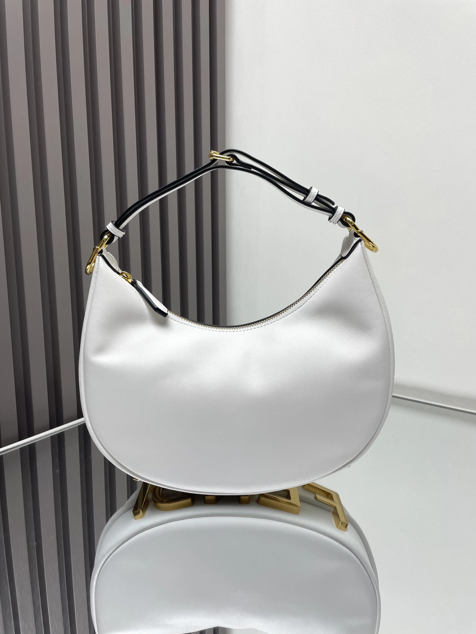 Unisex Fendi Hobo Bags 69883