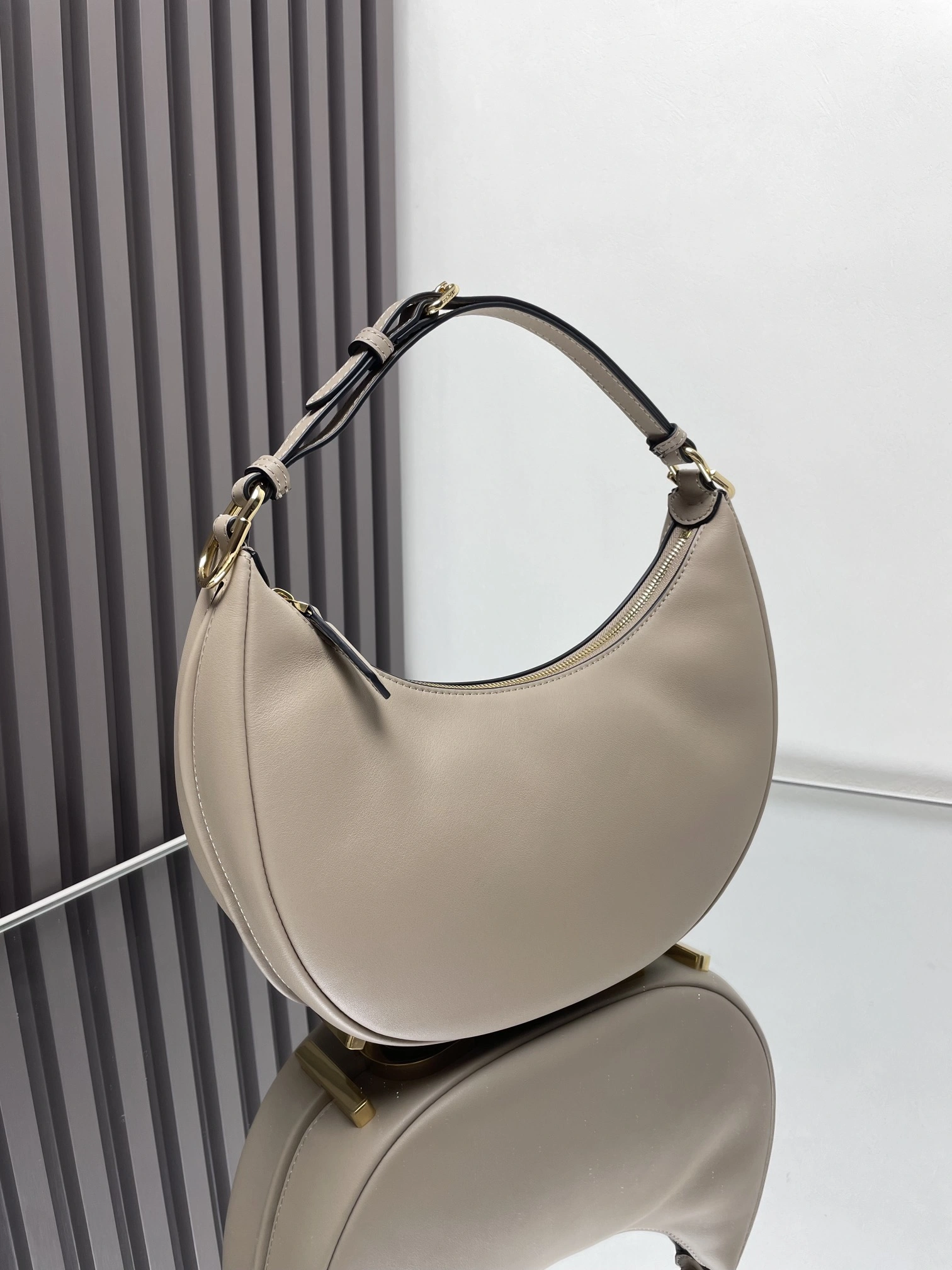 Fendi Hobo Bags Versatile 69910