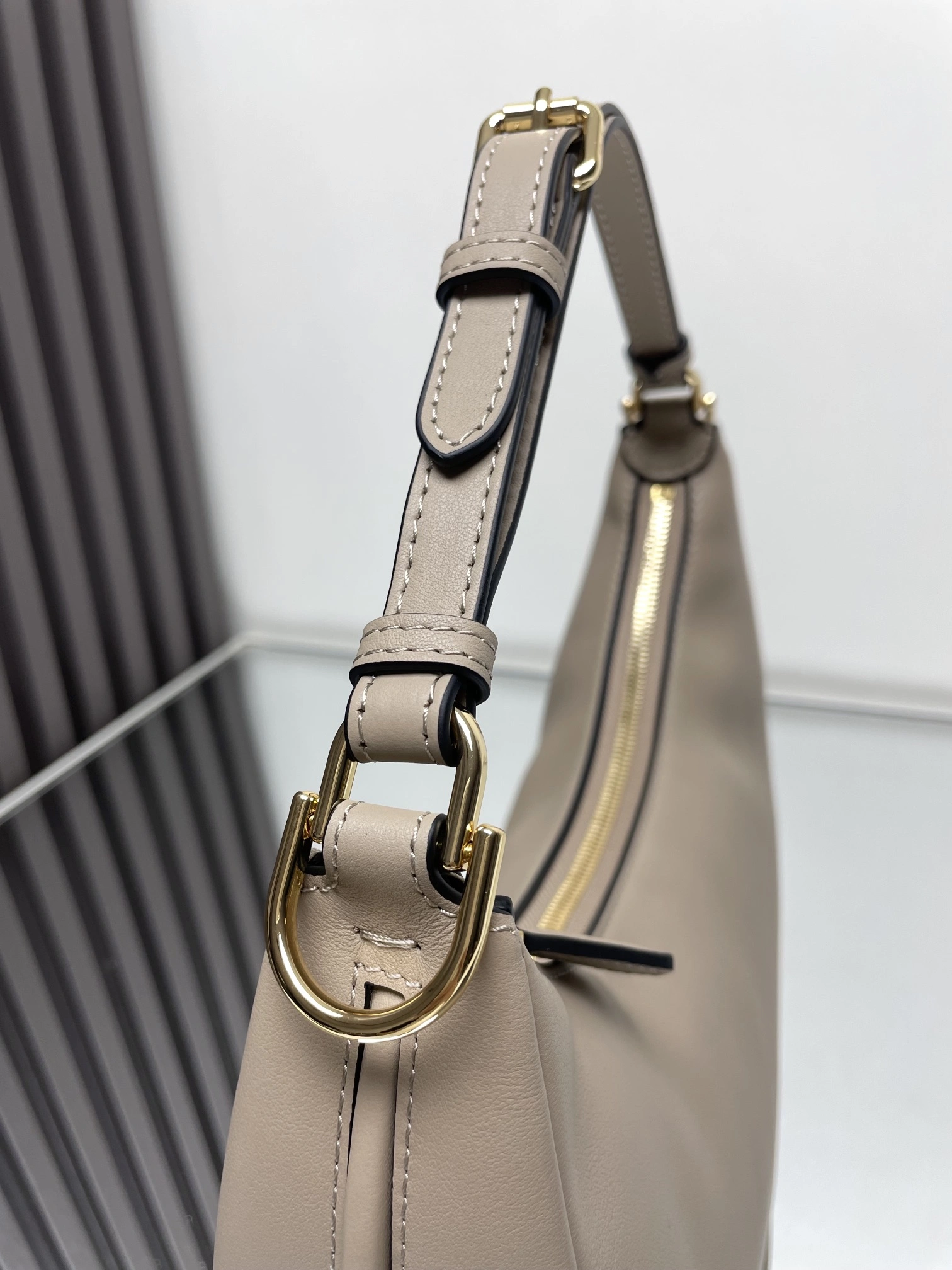 Fendi Hobo Bags Versatile 69910
