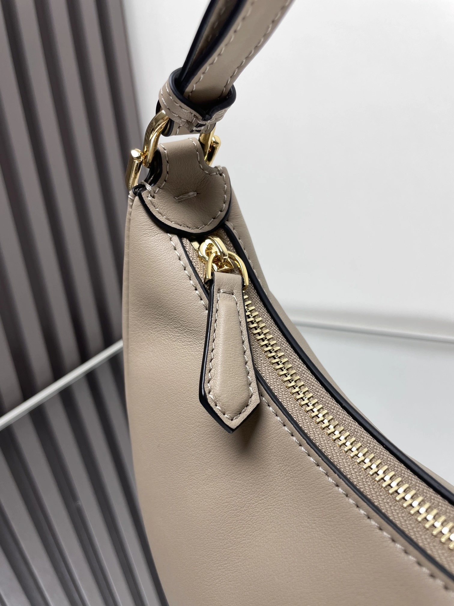 Fendi Hobo Bags Versatile 69910