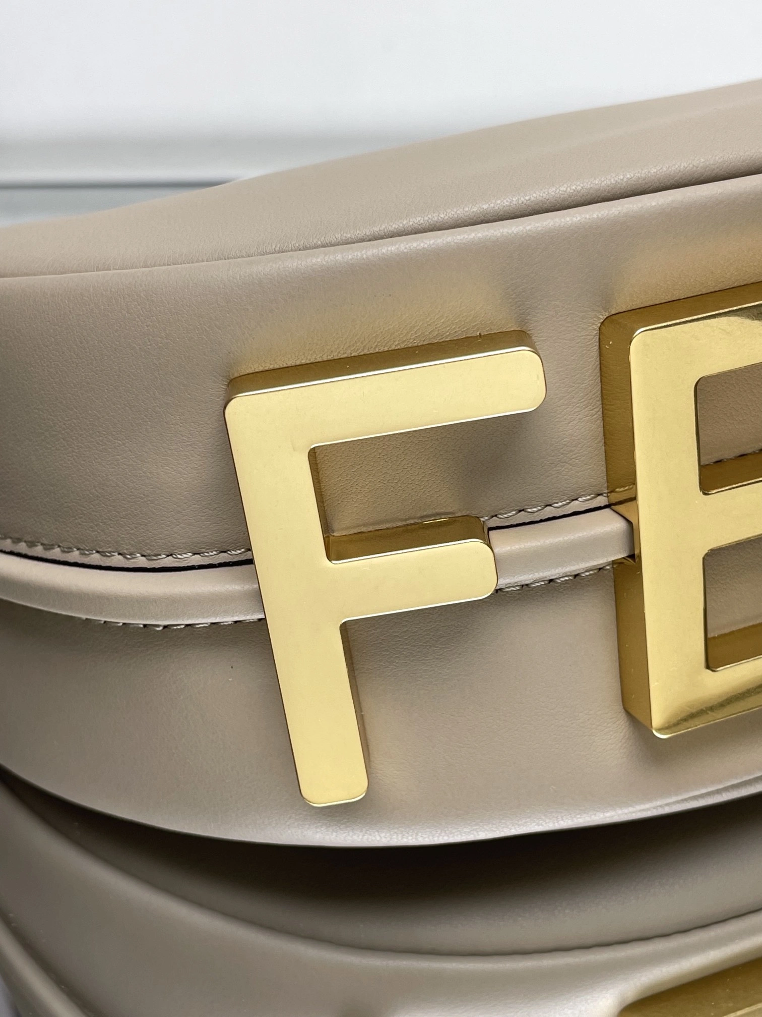 Fendi Hobo Bags Versatile 69910