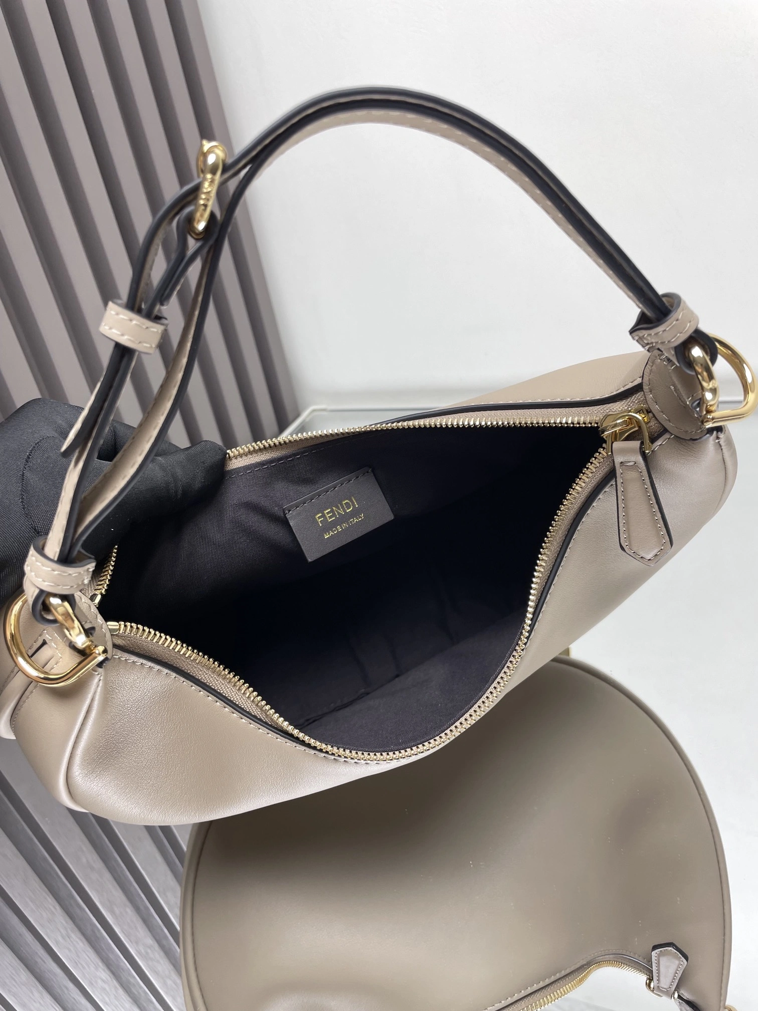Fendi Hobo Bags Versatile 69910