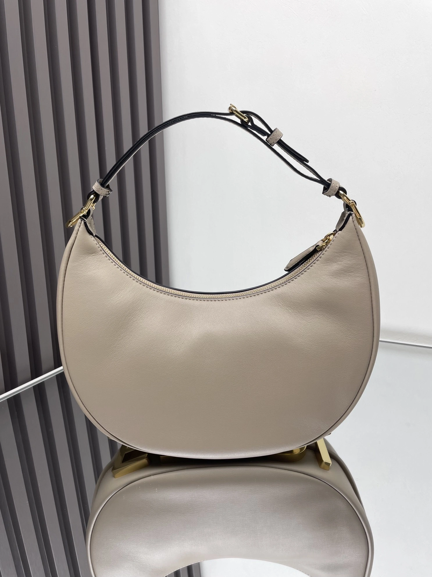 Fendi Hobo Bags Versatile 69910