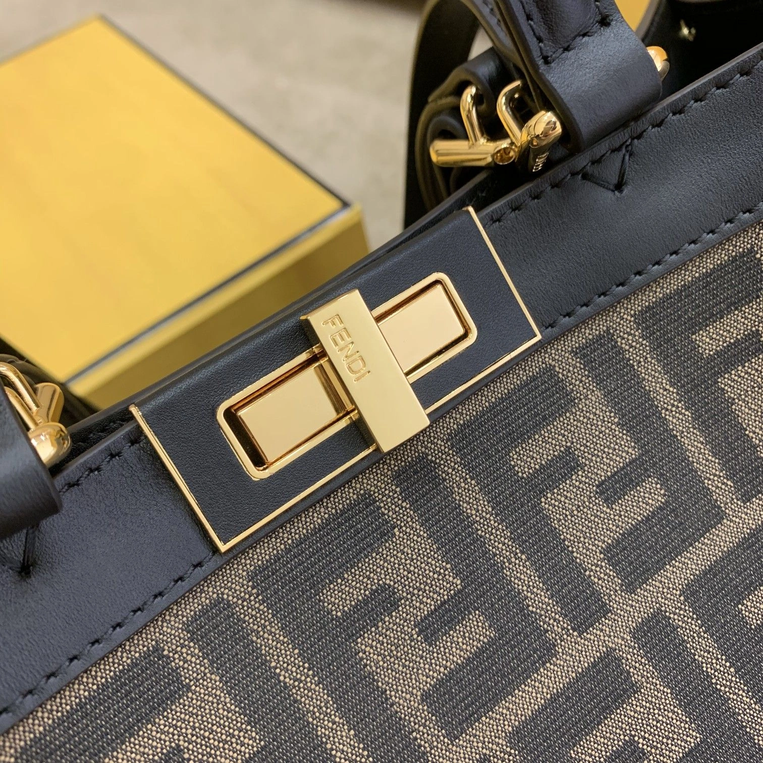 Fendi Peekaboo Bags TimelessDesign 69943