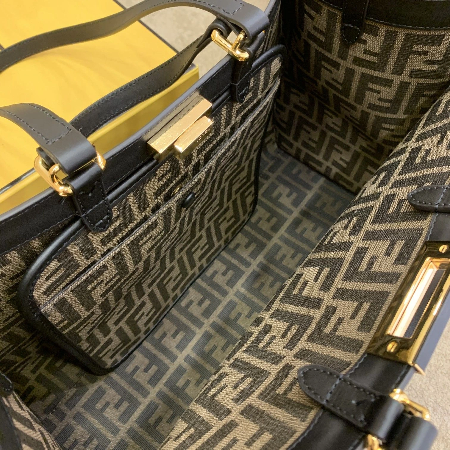 Fendi Peekaboo Bags TimelessDesign 69943