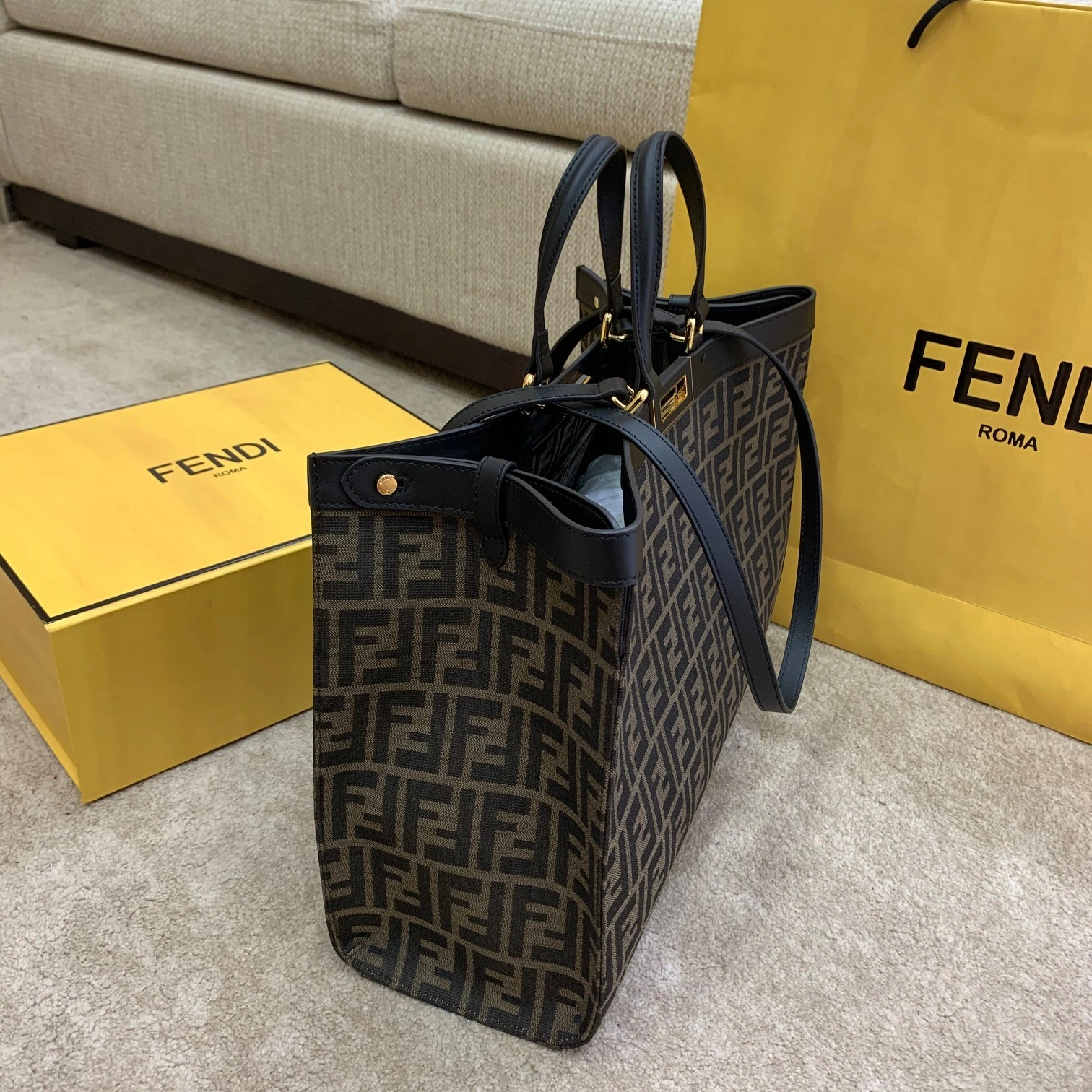 Fendi Peekaboo Bags TimelessDesign 69943