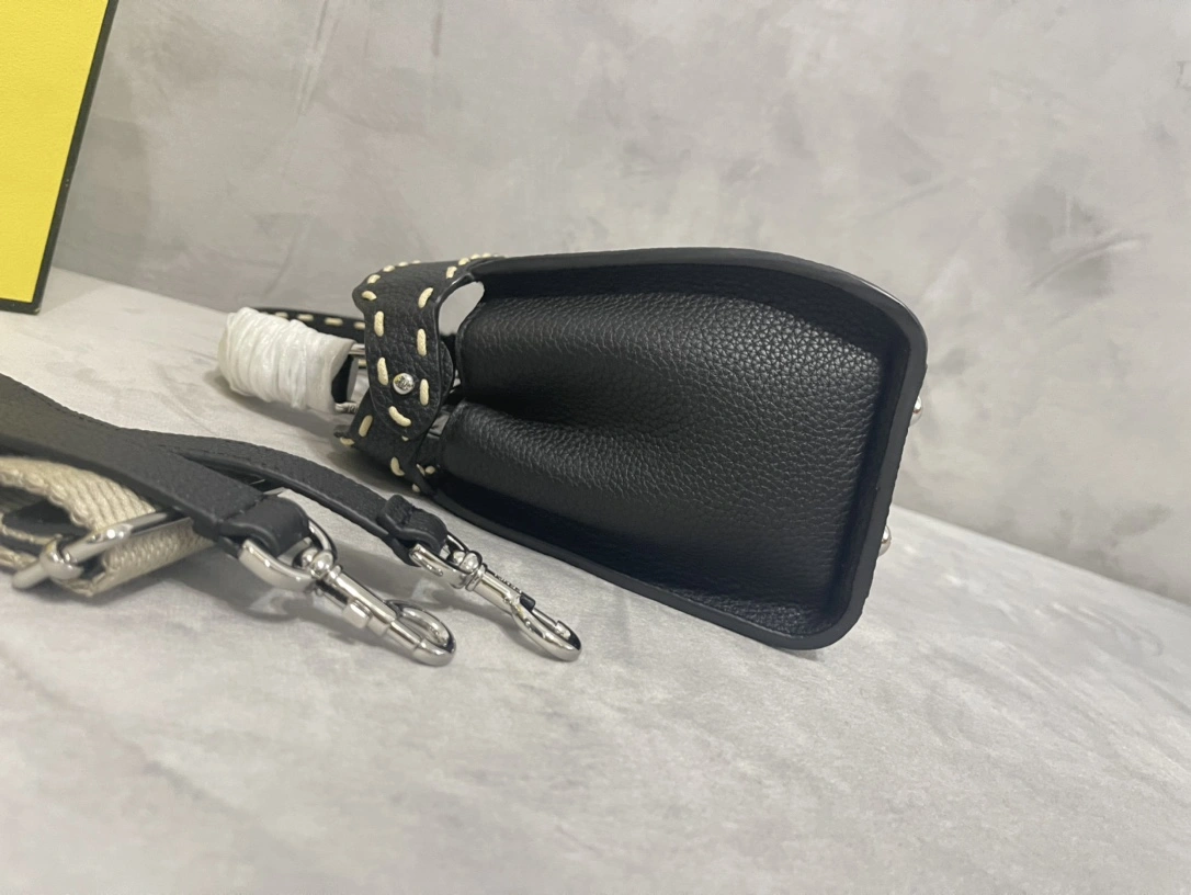 Fendi Peekaboo Bags ZipUp 69847