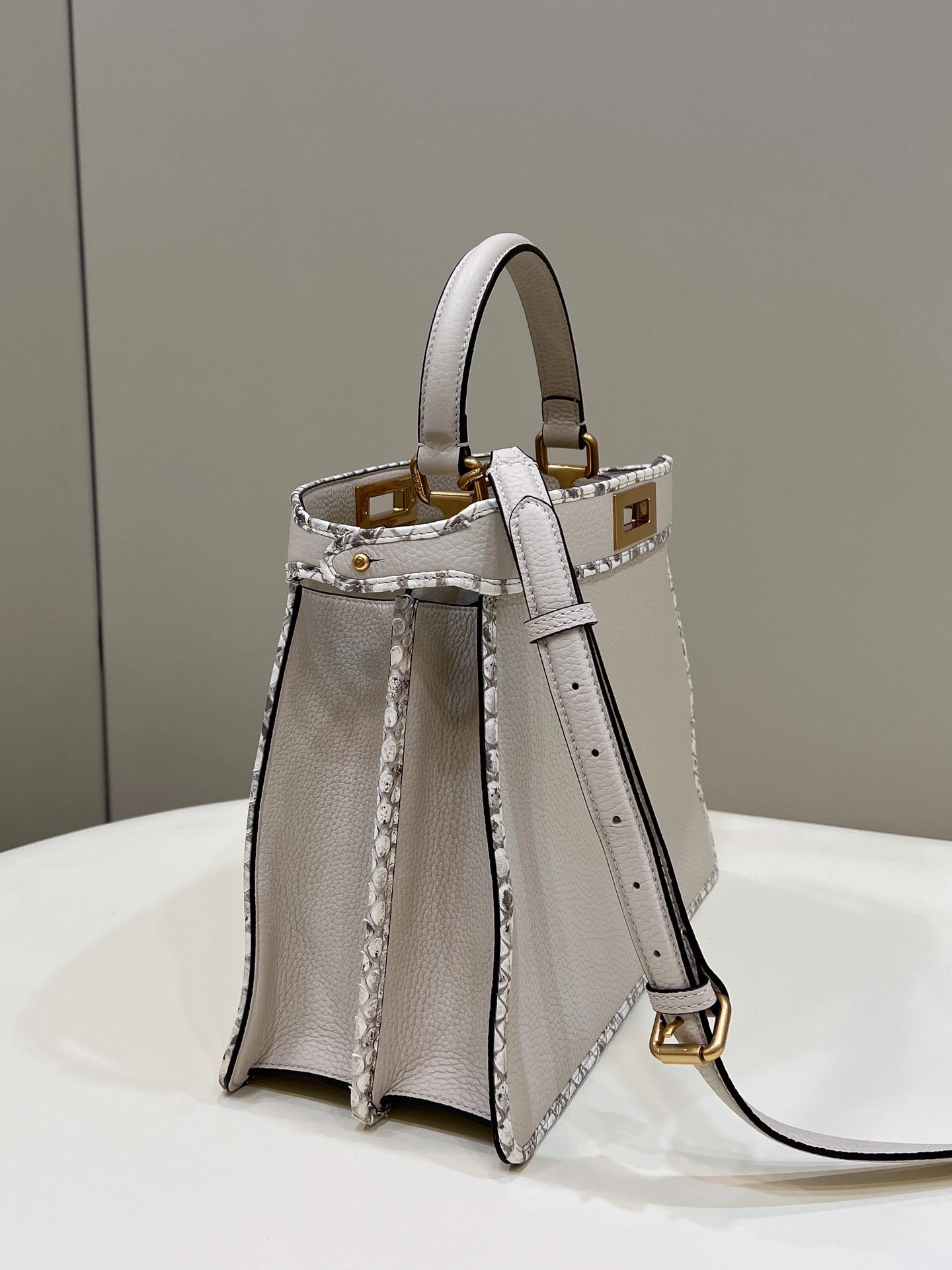 Chic Fendi Peekaboo Bags 69820