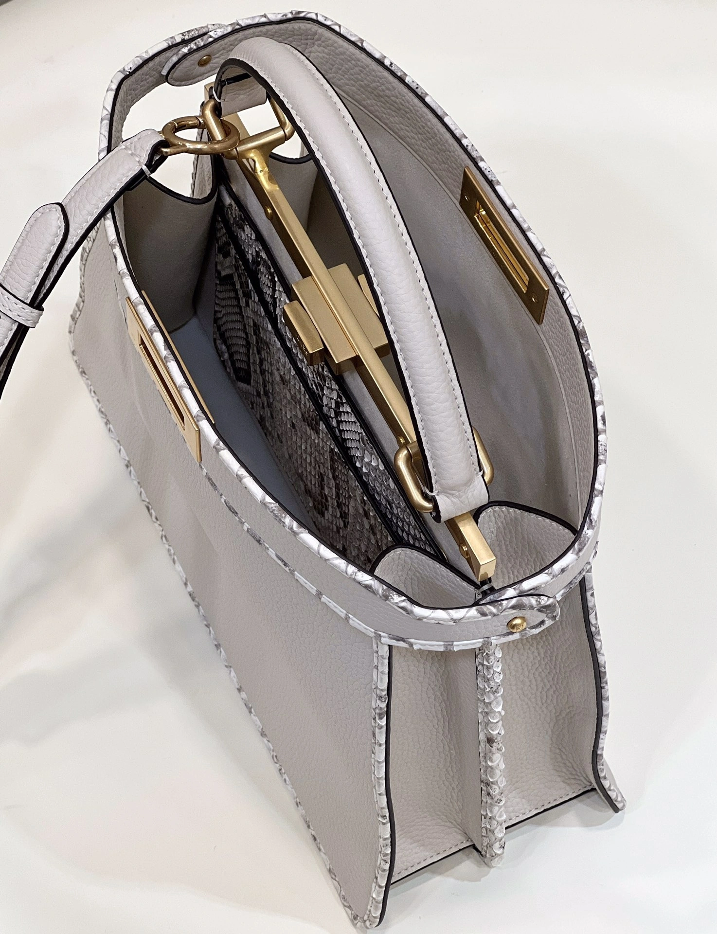 Chic Fendi Peekaboo Bags 69820