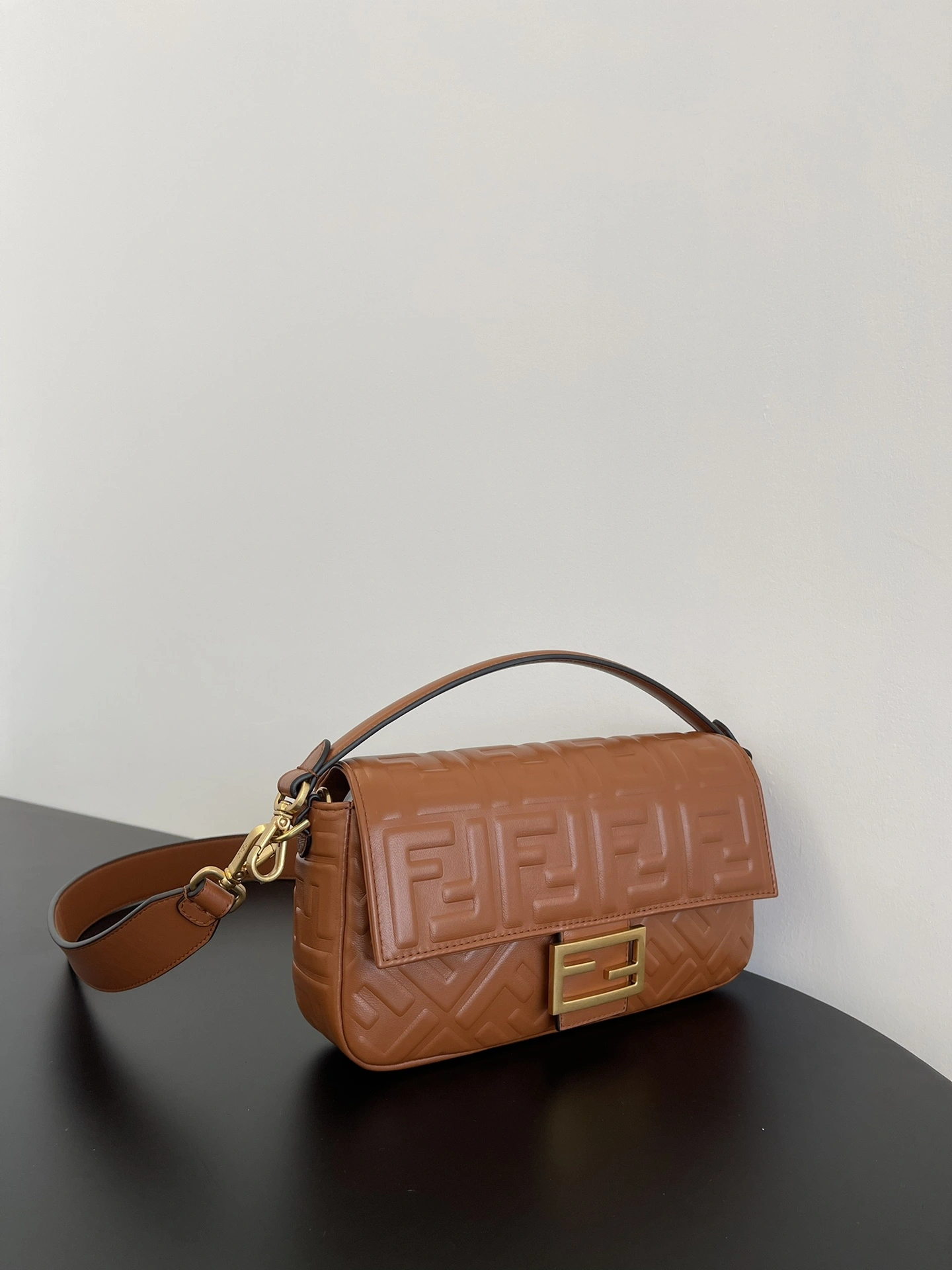 Unisex Fendi Satchel Bags 76760