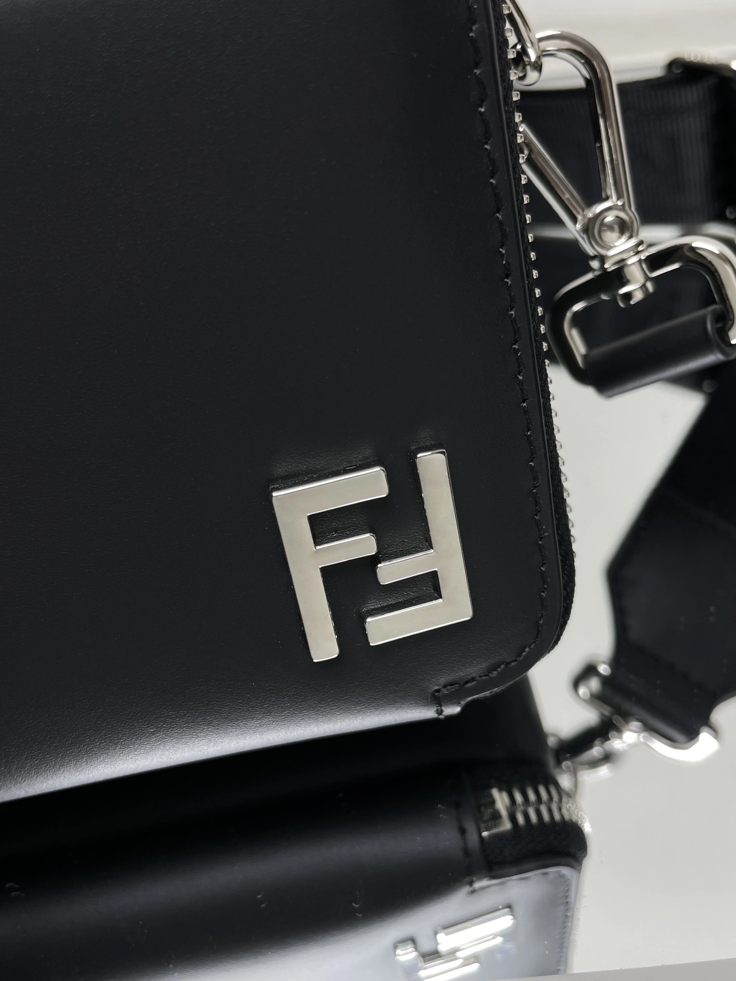 Fendi Satchel Bags SmartChoice 69761