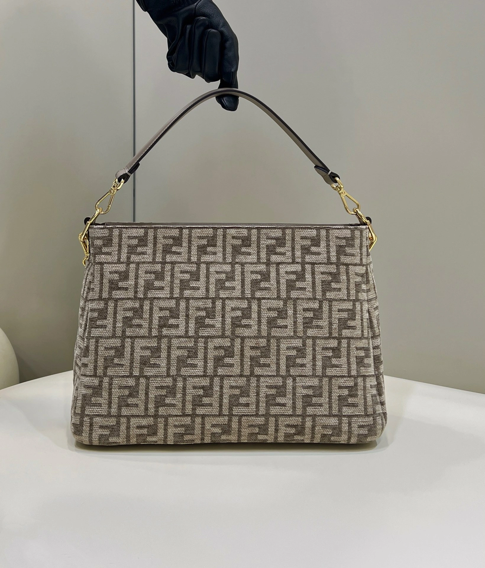 Fendi Satchel Bags Elegant 69675