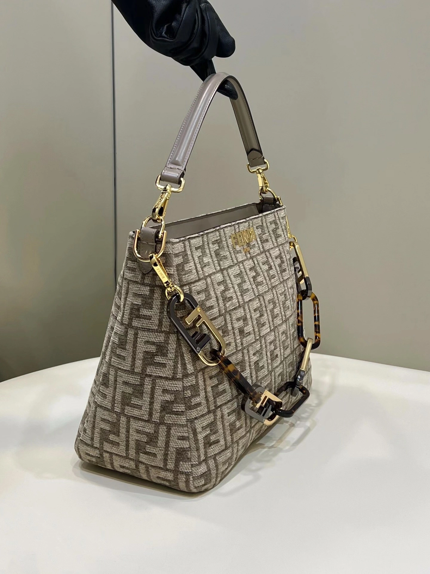 Fendi Satchel Bags Elegant 69675