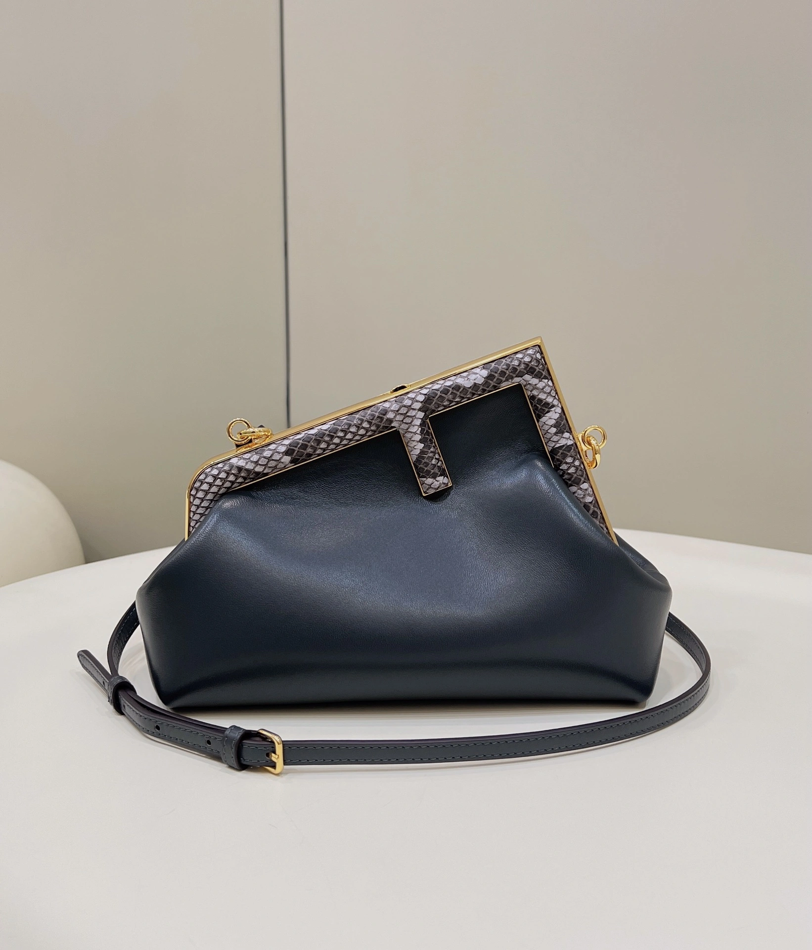 Cozy Fendi Satchel Bags 69674