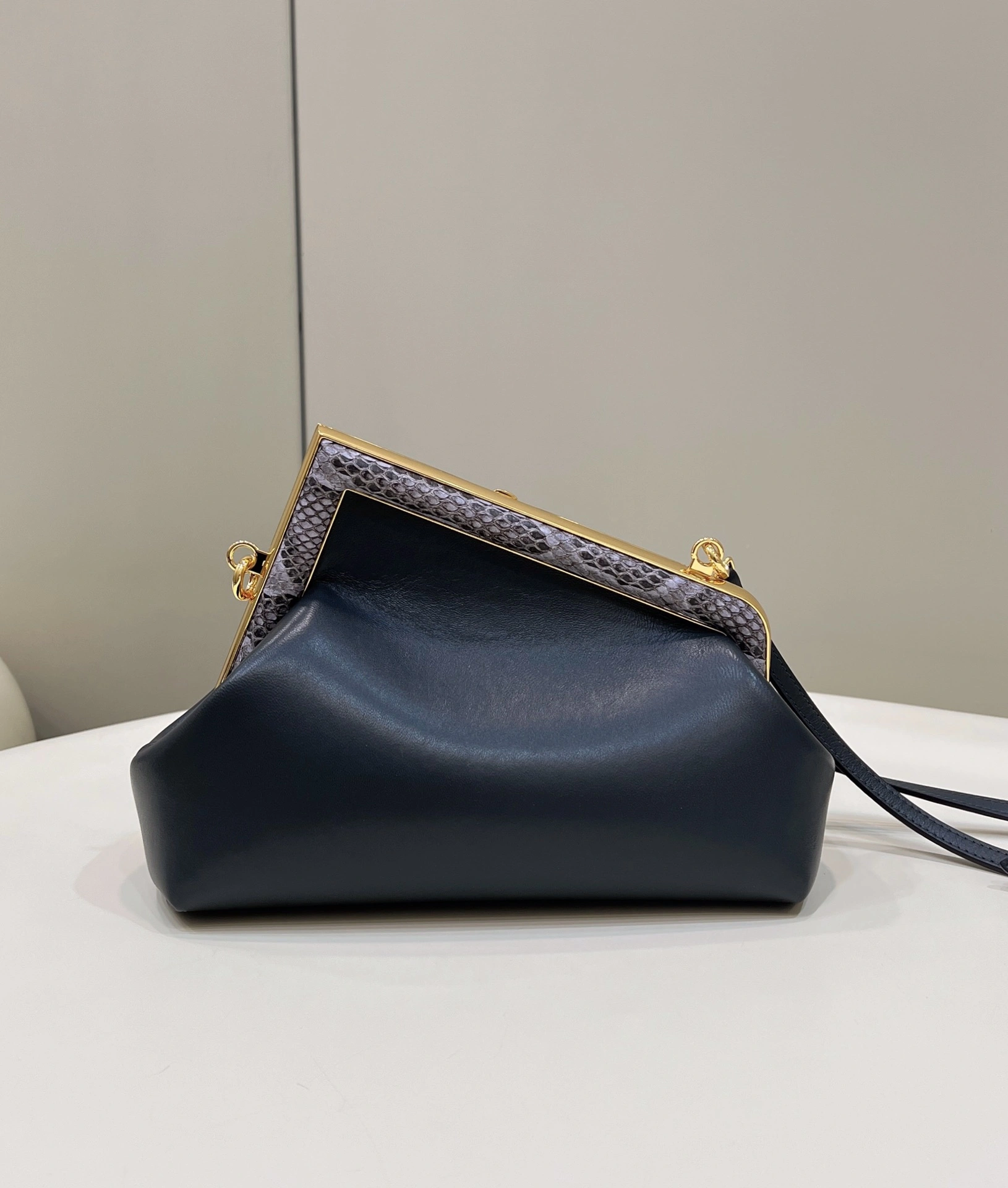 Cozy Fendi Satchel Bags 69674
