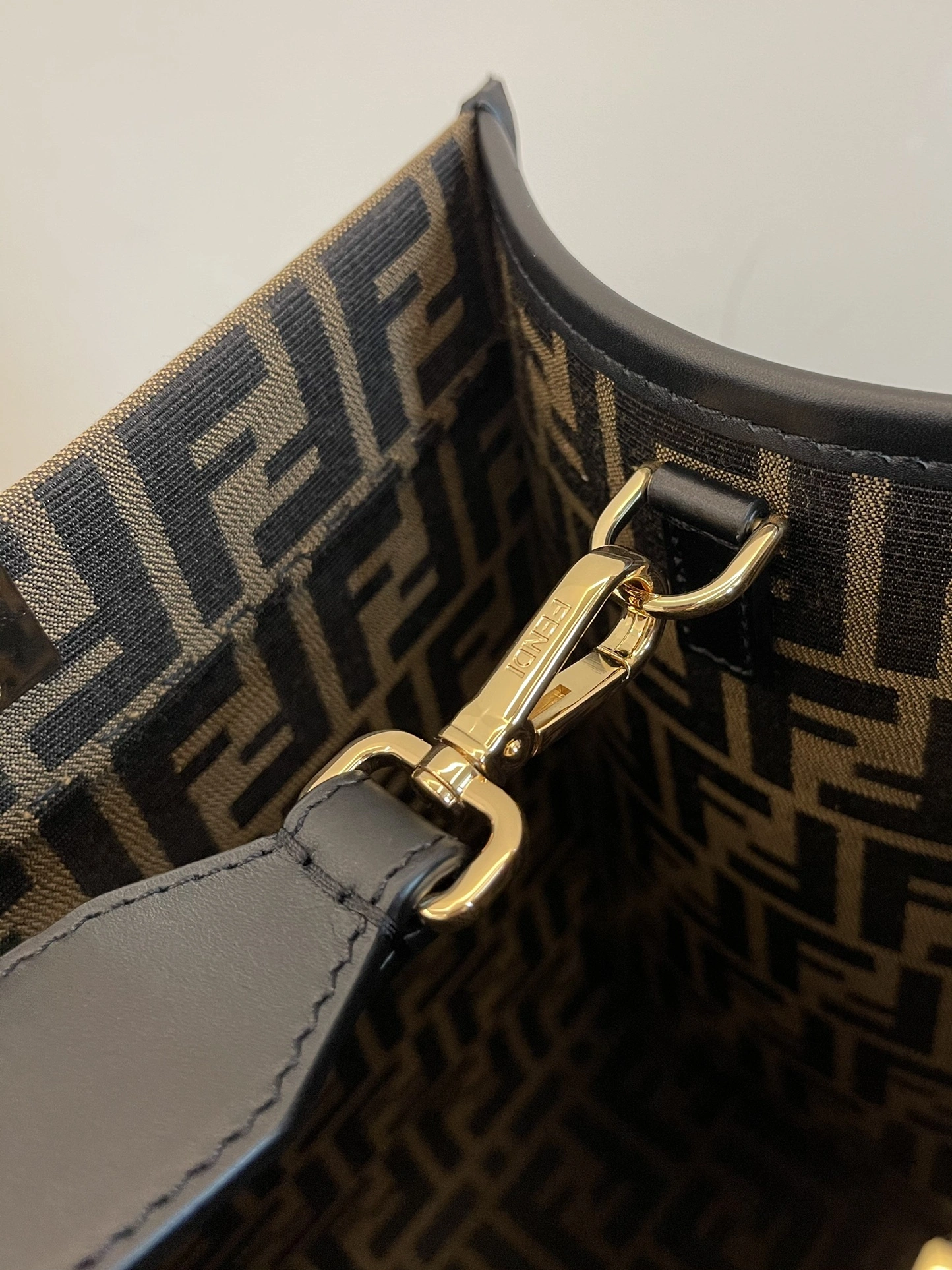 Vibrant Fendi Shopping Bags 76661