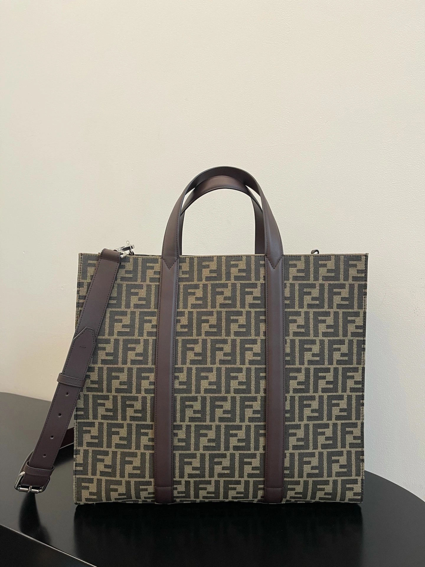 Effortless Fendi Shopping Bags 76669
