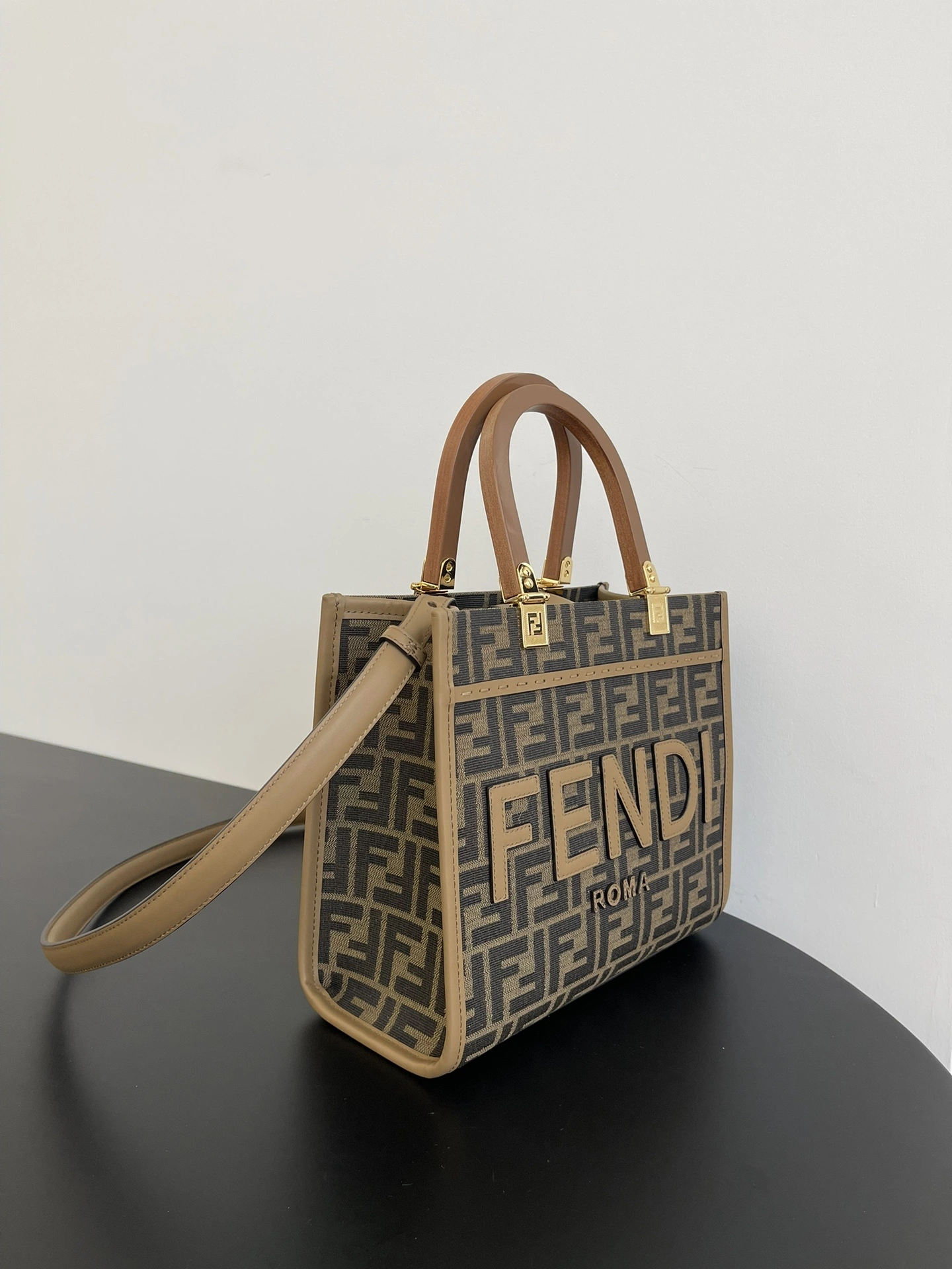 Fendi Shopping Bags Lightweight 69657