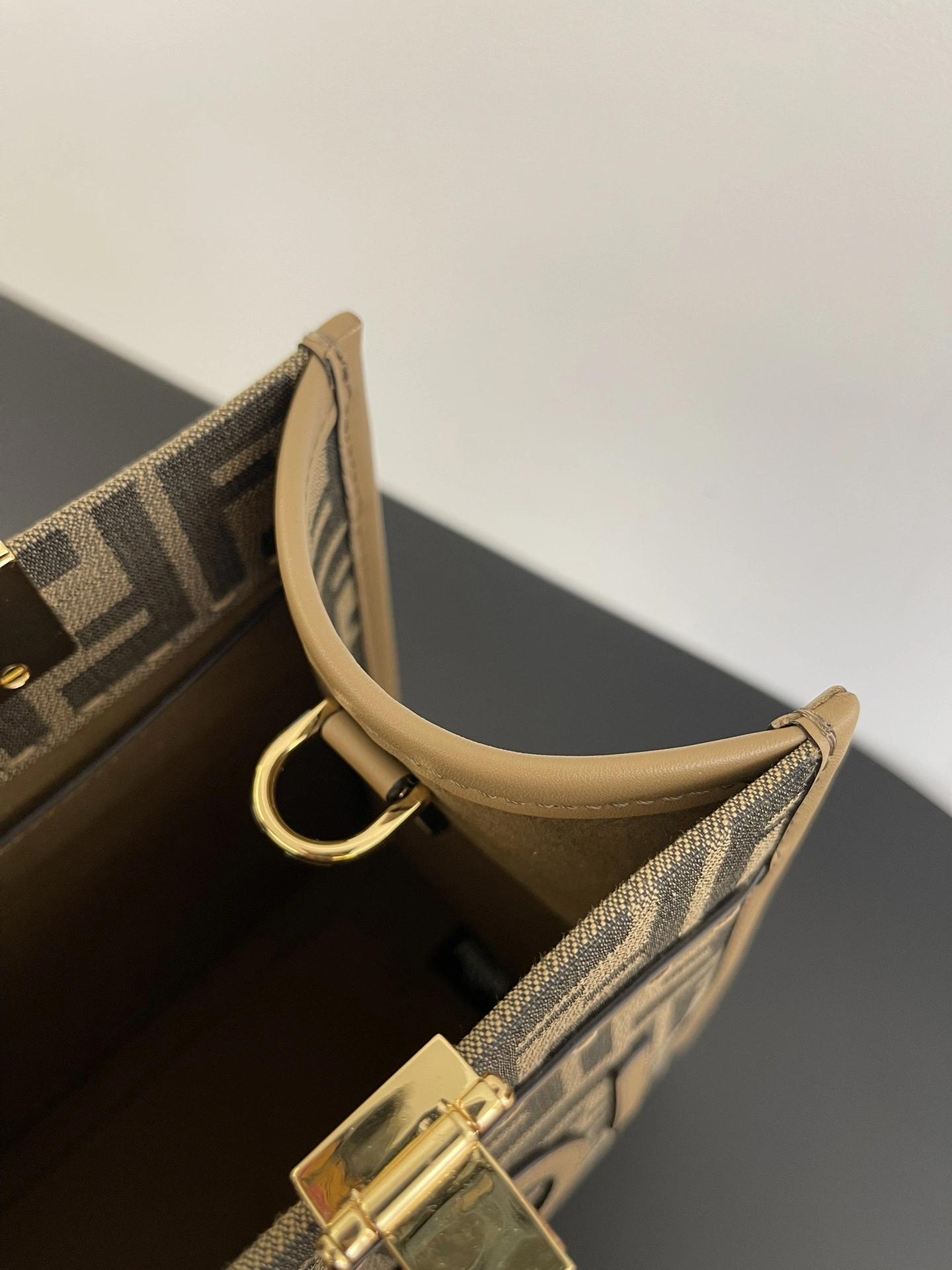 Fendi Shopping Bags Lightweight 69657