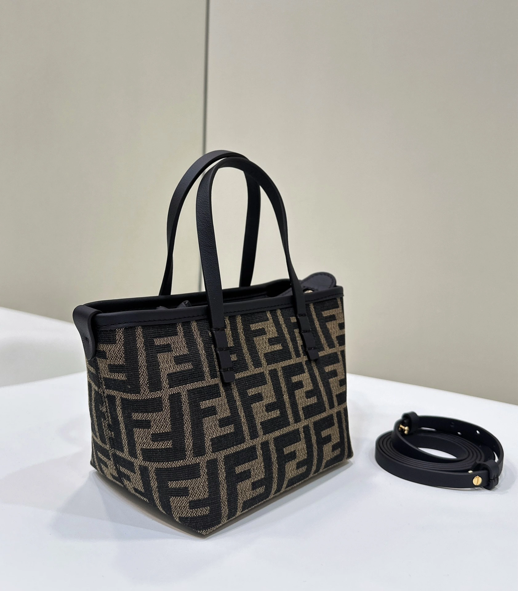 Sporty Fendi Shopping Bags 69639