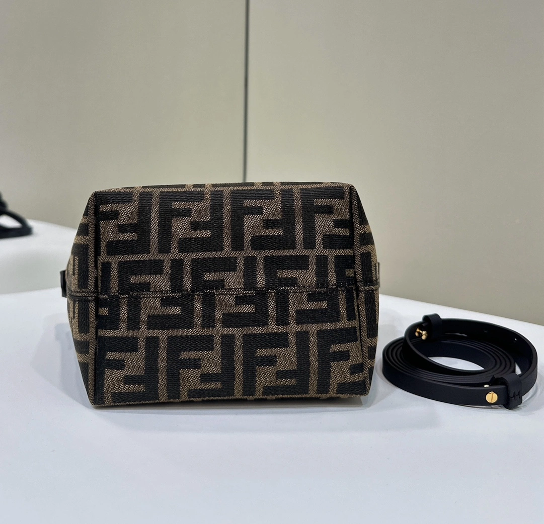 Sporty Fendi Shopping Bags 69639