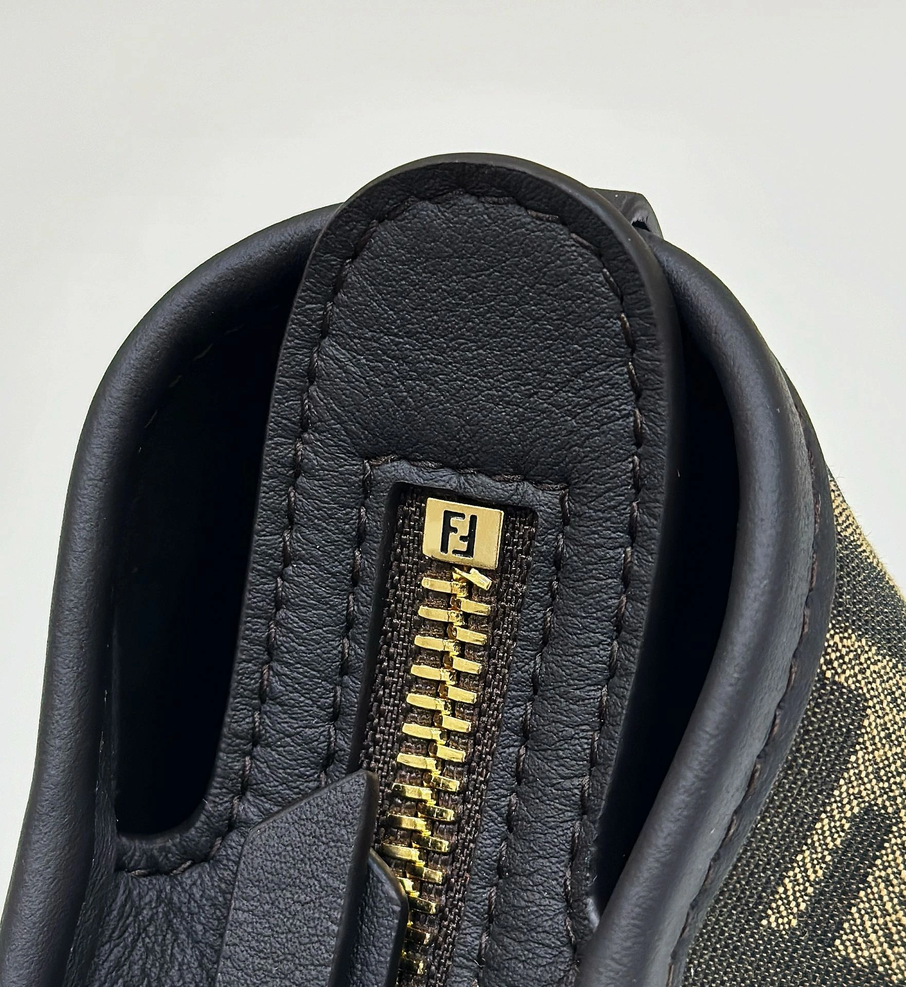 Sporty Fendi Shopping Bags 69639