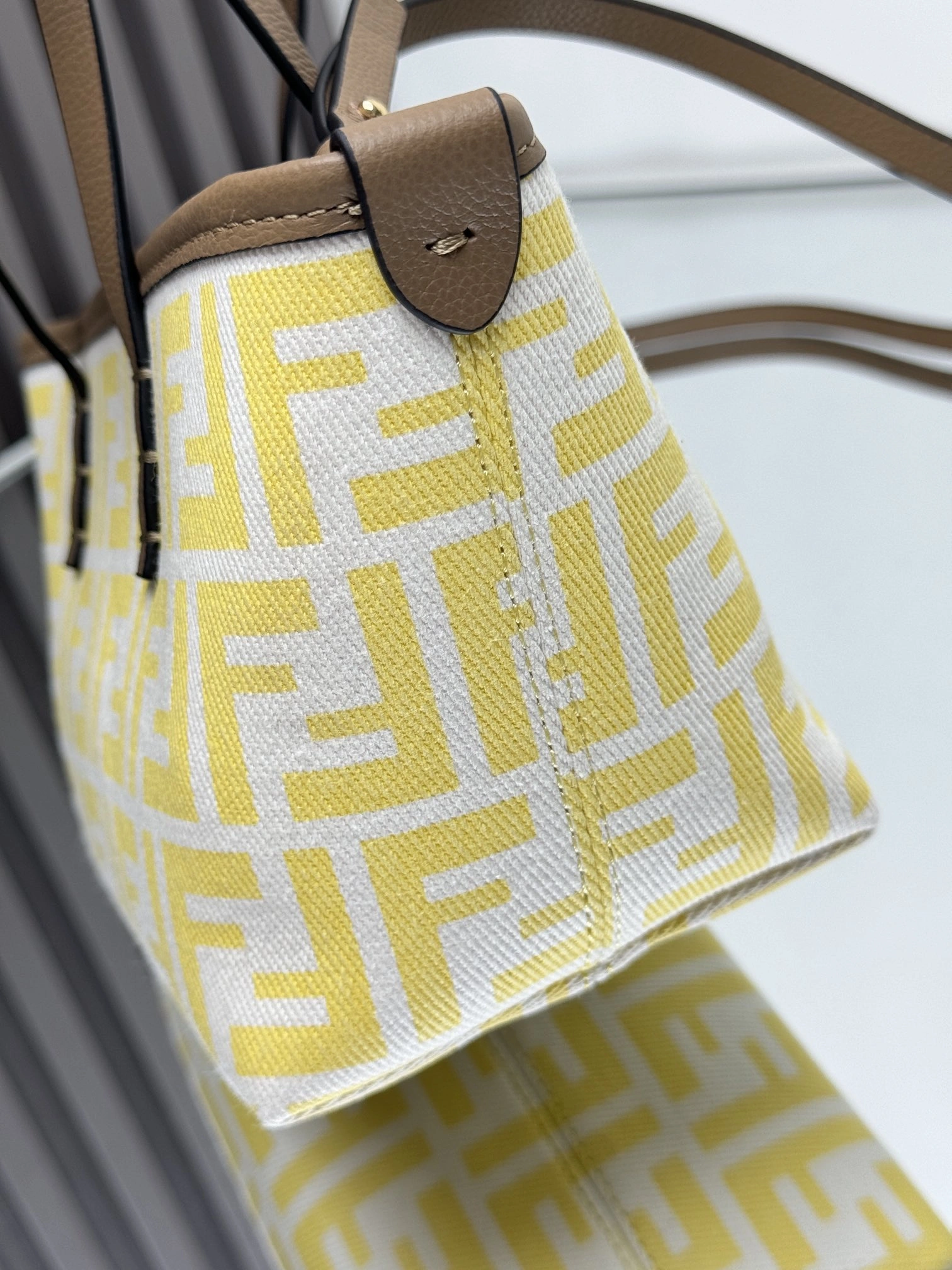 Fendi Shopping Bags ModernLook 69637