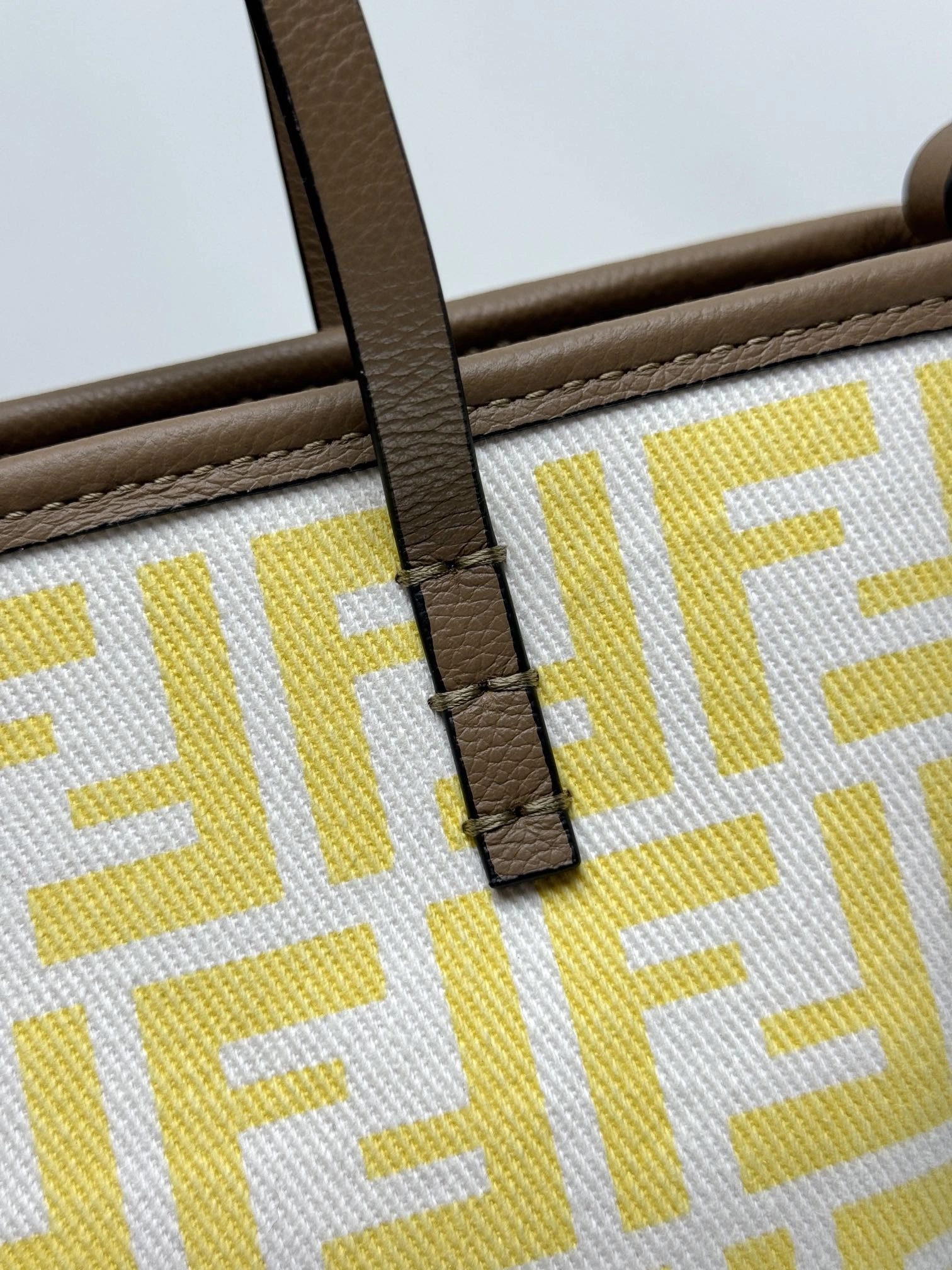 Fendi Shopping Bags ModernLook 69637