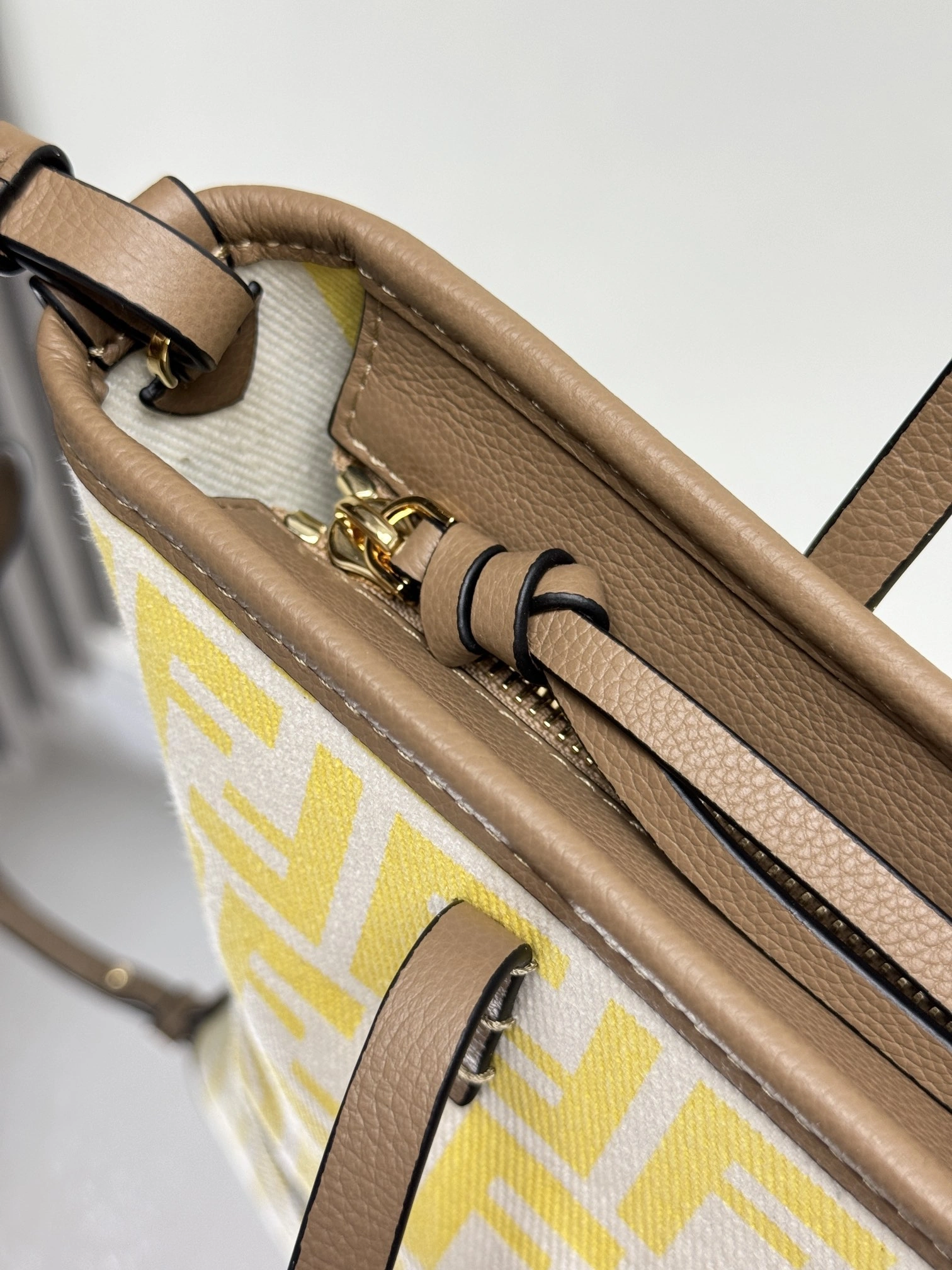 Fendi Shopping Bags ModernLook 69637