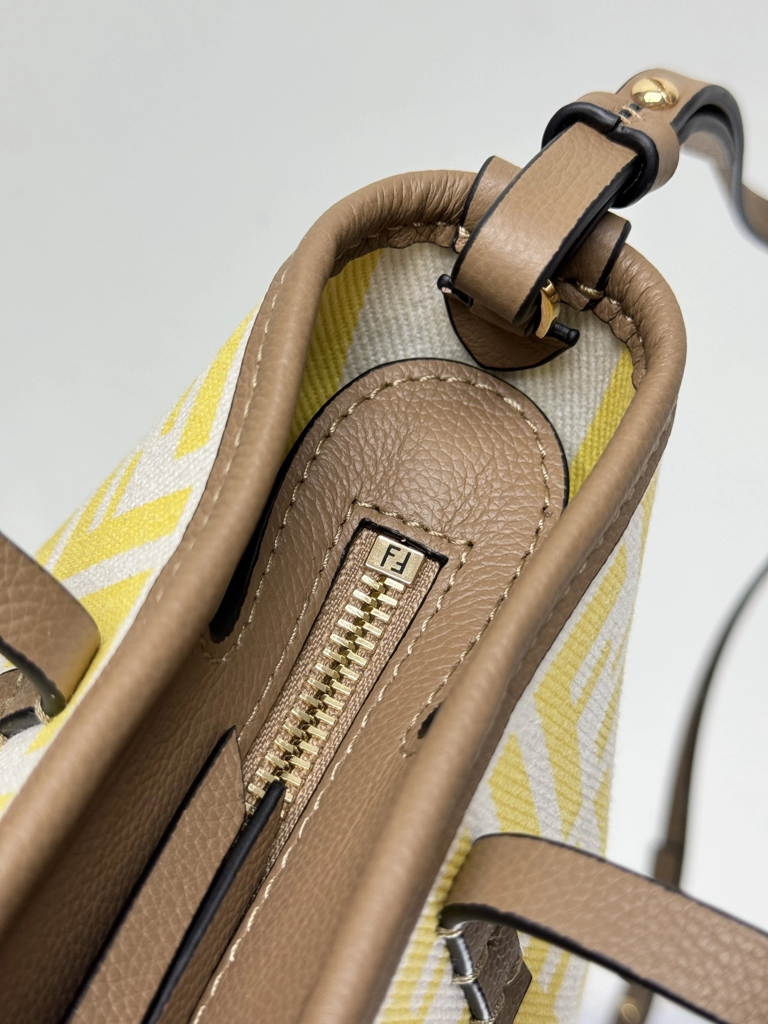 Fendi Shopping Bags ModernLook 69637