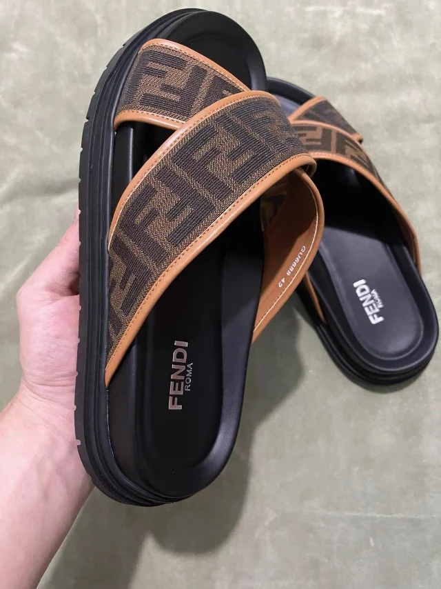 Compact Fendi Slippers 23497