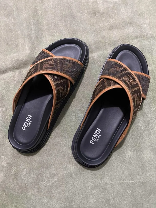 Compact Fendi Slippers 23497
