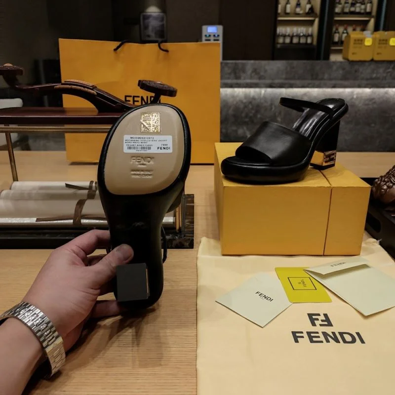 Fendi Slippers MultiPurpose 23314